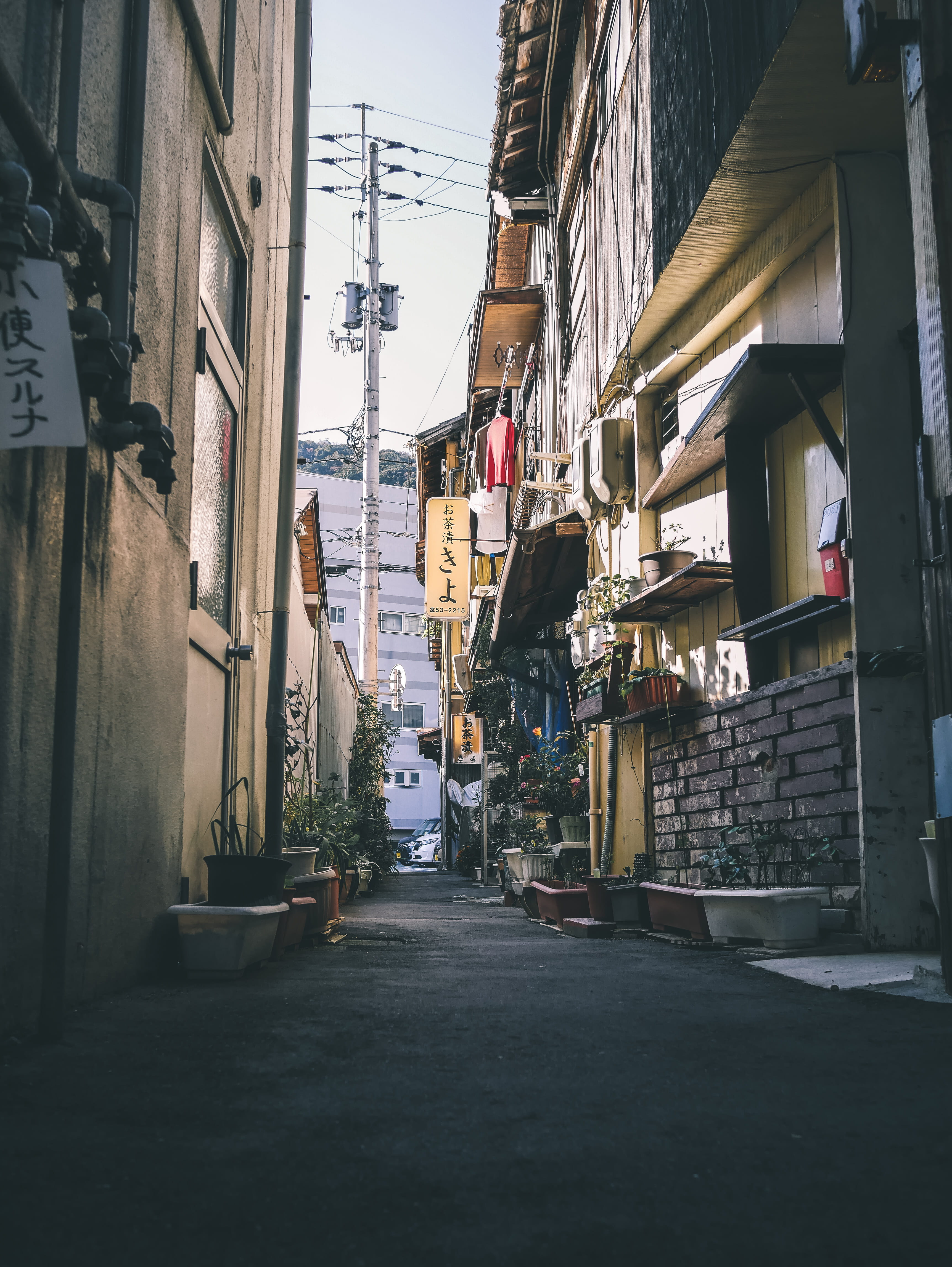 residential district, signage, building exterior, street, buildings, 4K, two, architecture, road, narrow, transportation, daylight, urban, commerce, footpath, Phone HD Wallpaper