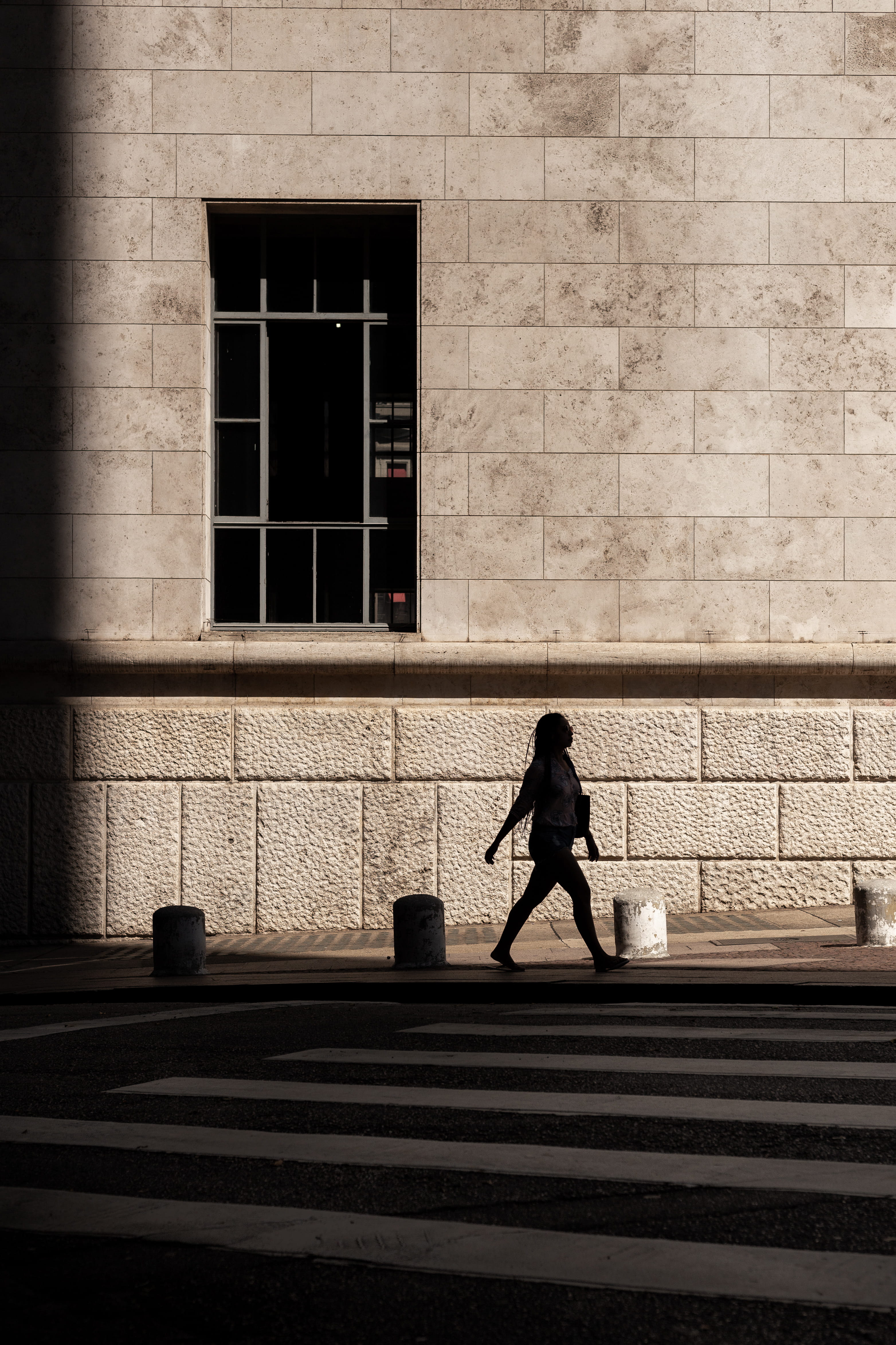 shadow, architecture, near, wall, built structure, footpath, one person, intersection, city, wall - building feature, building exterior, buildin, outdoors, Phone HD Wallpaper