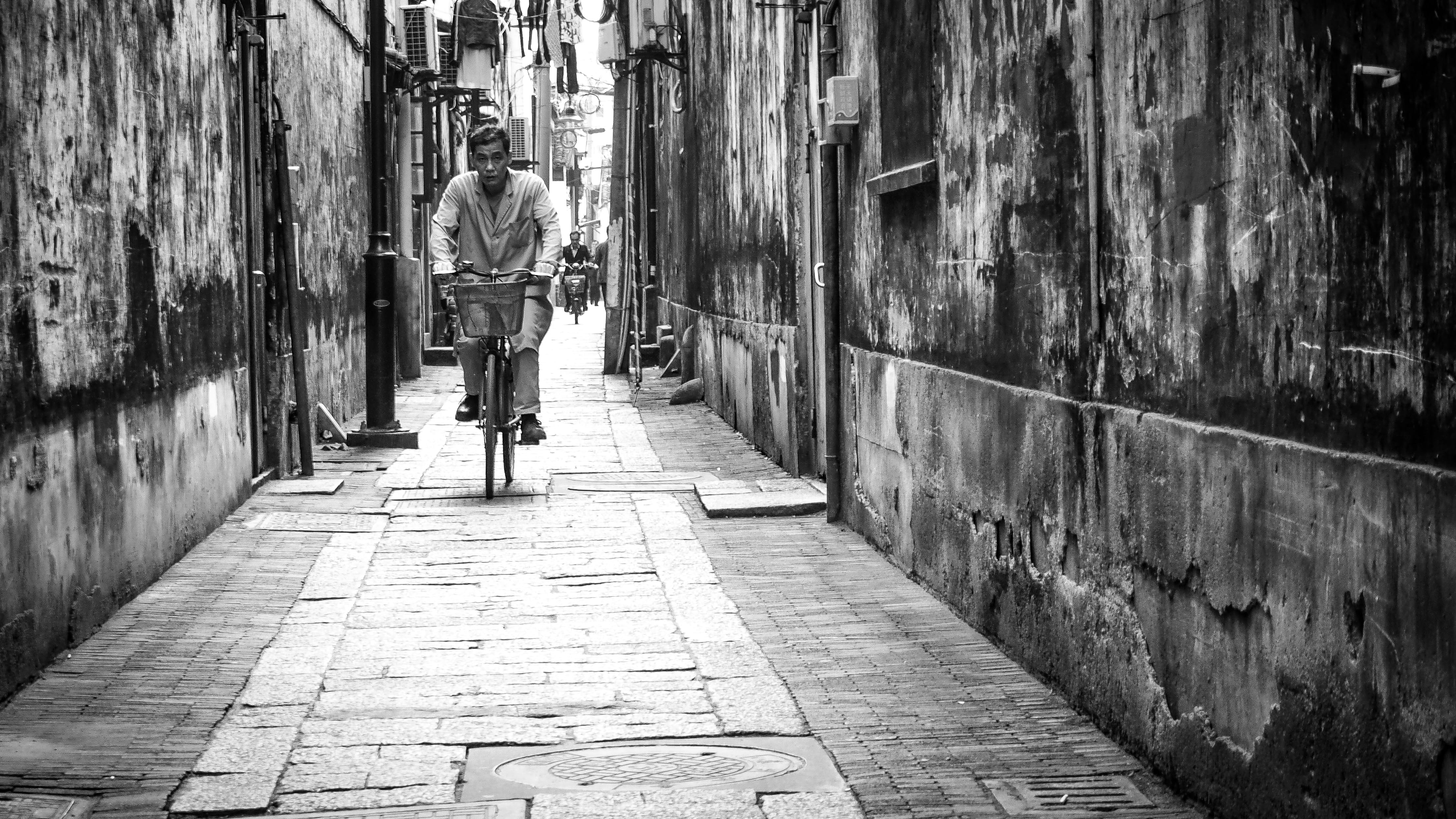 day, paving stone, rear view, 4K, alley, uomo, architecture, riding, outdoors, street, the way forward, built structure, footpath, direction, china, building exterior, HD Wallpaper