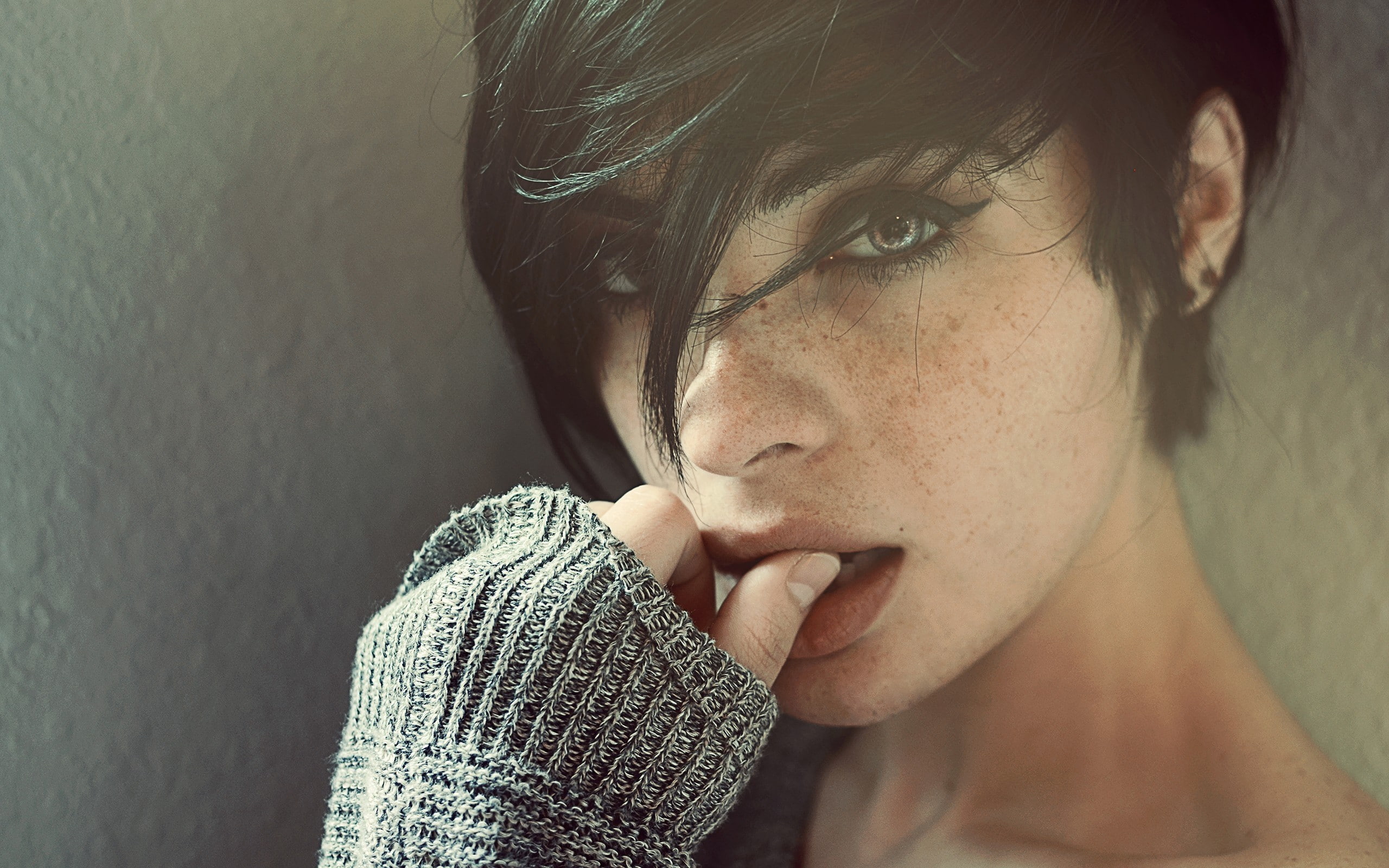 2K, freckles, women, dark hair, portrait, face, looking at viewer, Segovia Amil, brunette, HD Wallpaper
