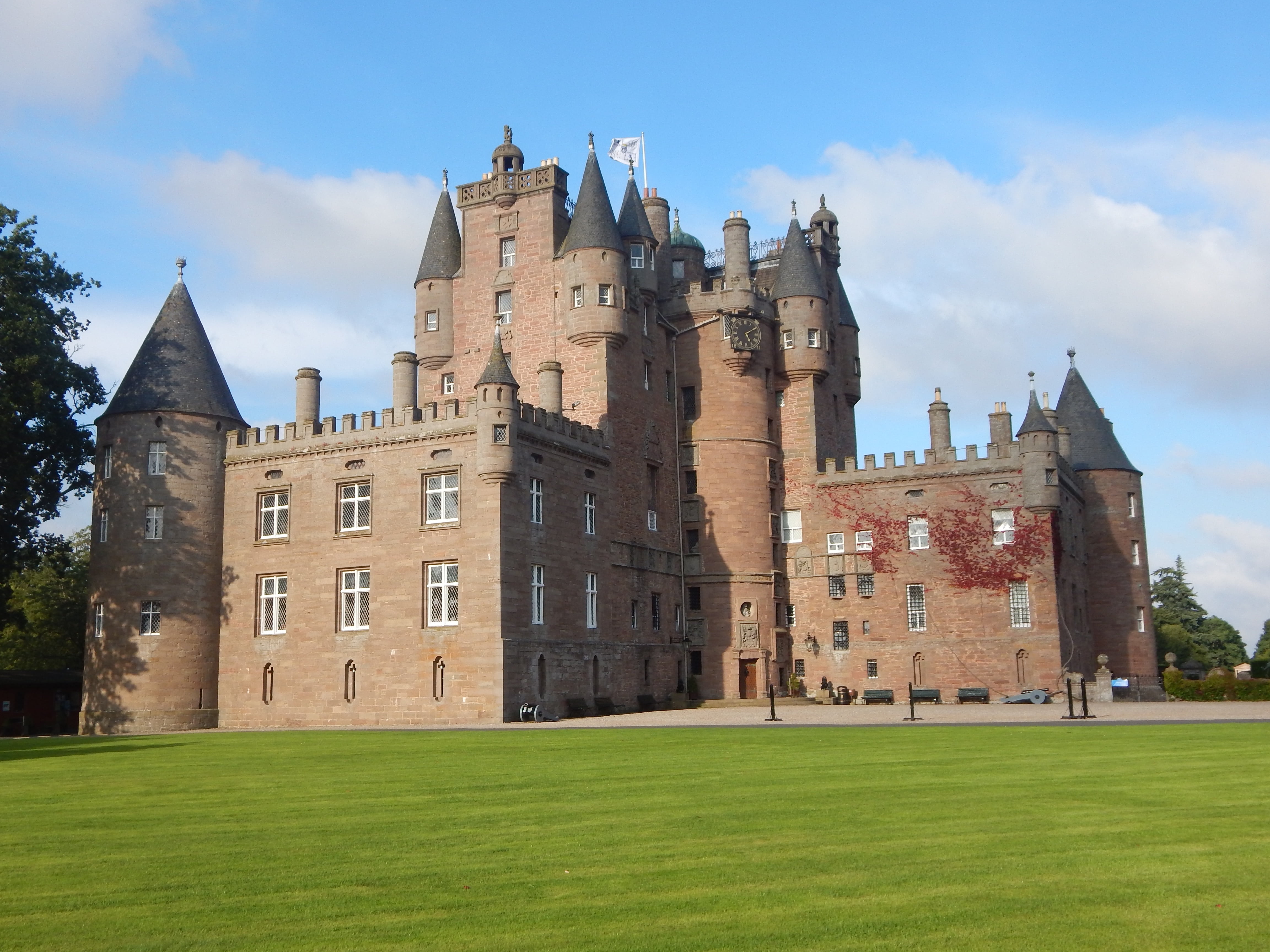 forfar, 4K, nature, glamis, building, outdoors, sky, history, architecture, day, travel destinations, luxury, place of worship, field, scotland, building exterior, HD Wallpaper