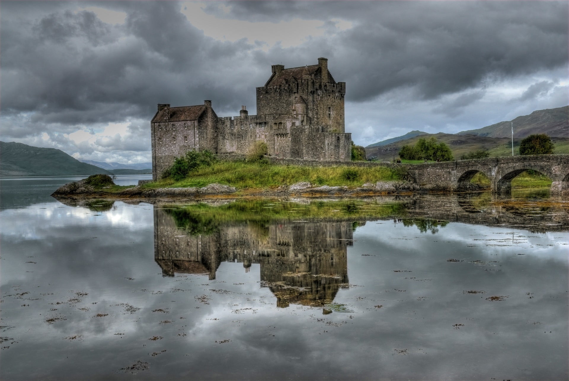 abbey, building, lake, famous Place, medieval, reflection, cultures, travel Destinations, water, sky, building exterior, travel, the past, architecture, HD Wallpaper