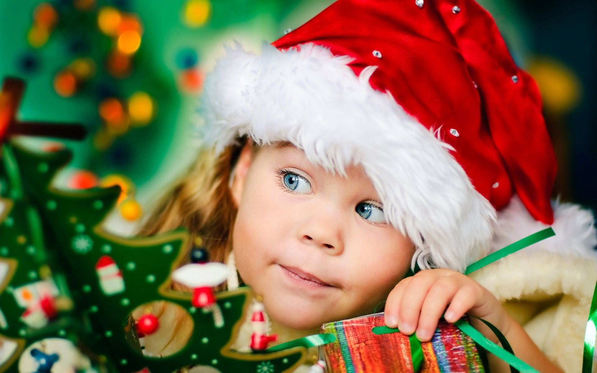 celebration, cute, christmas decoration, december, red, looking, surprise, small, innocence, box - Container, christmas, santa, one Person, fun, positive Emotion, HD Wallpaper