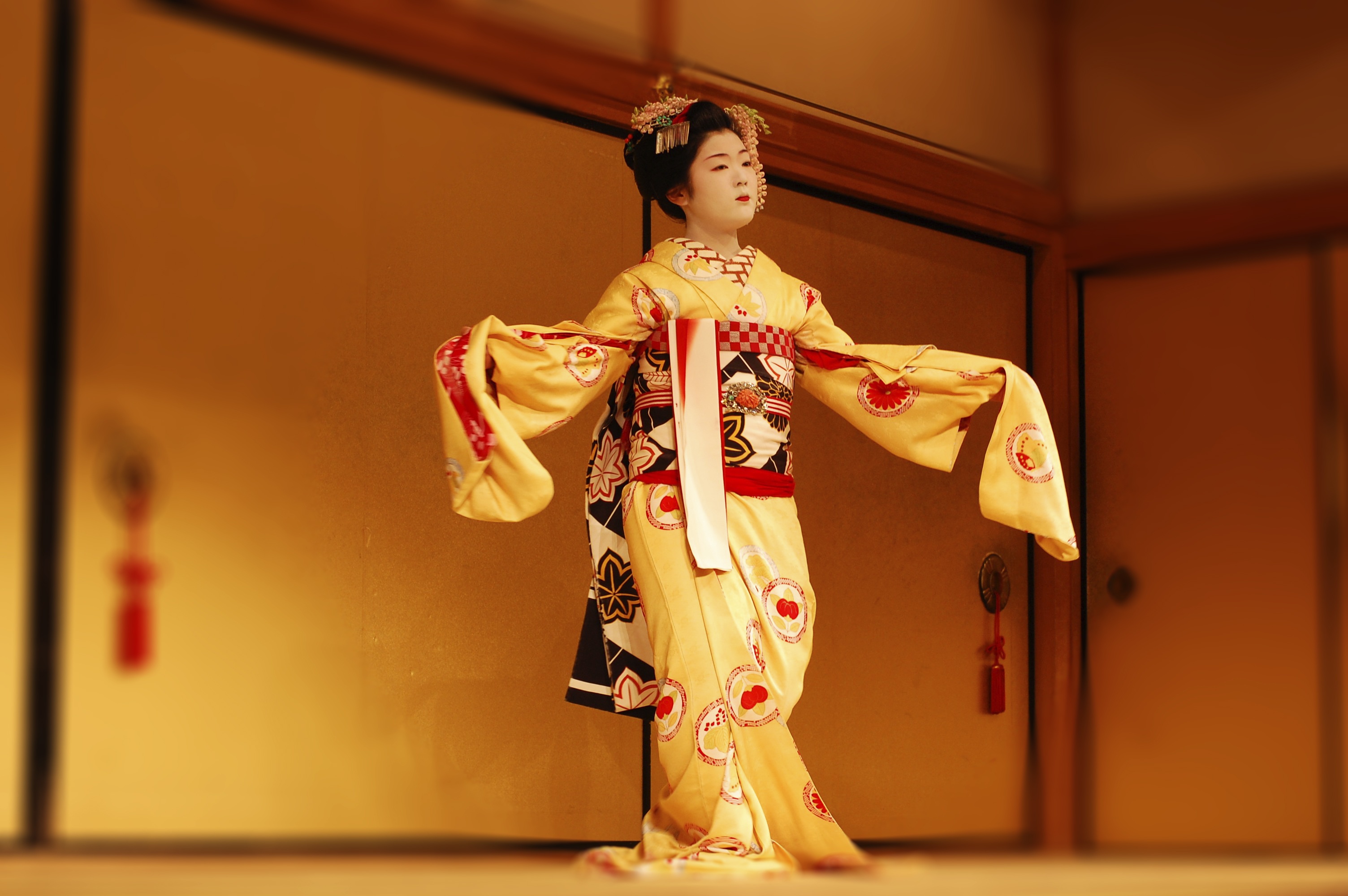 arms raised, representation, architecture, traditional clothing, kimono, paint, chinese, 2K, sculpture, japan, dress, scenario, theatre, kabuki, indoors, HD Wallpaper