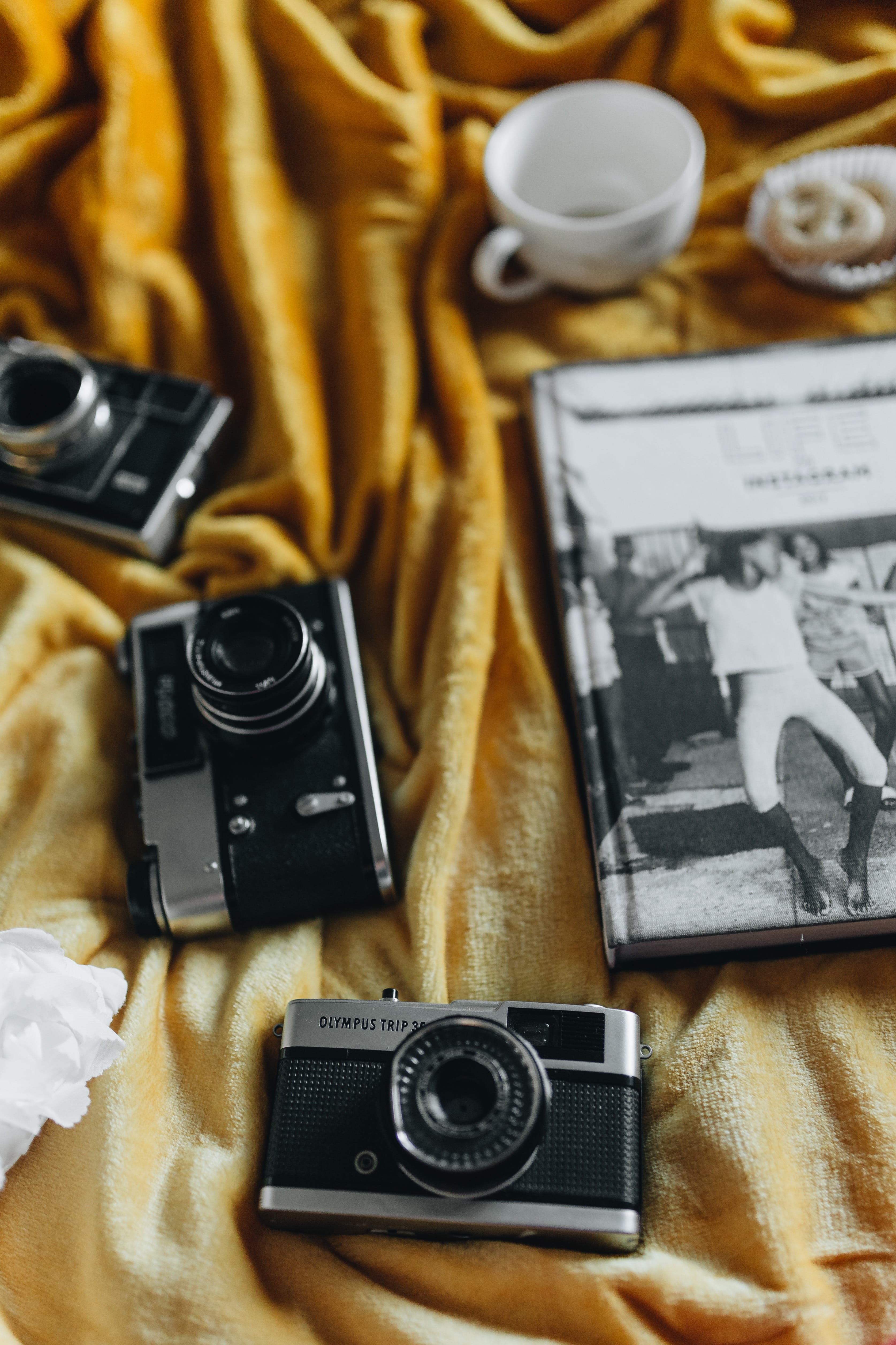 social media, the media, instagram, 2017, camera - photographic equipment, large group of objects, arts culture and entertainment, close-up, vintage, film industry, Phone HD Wallpaper