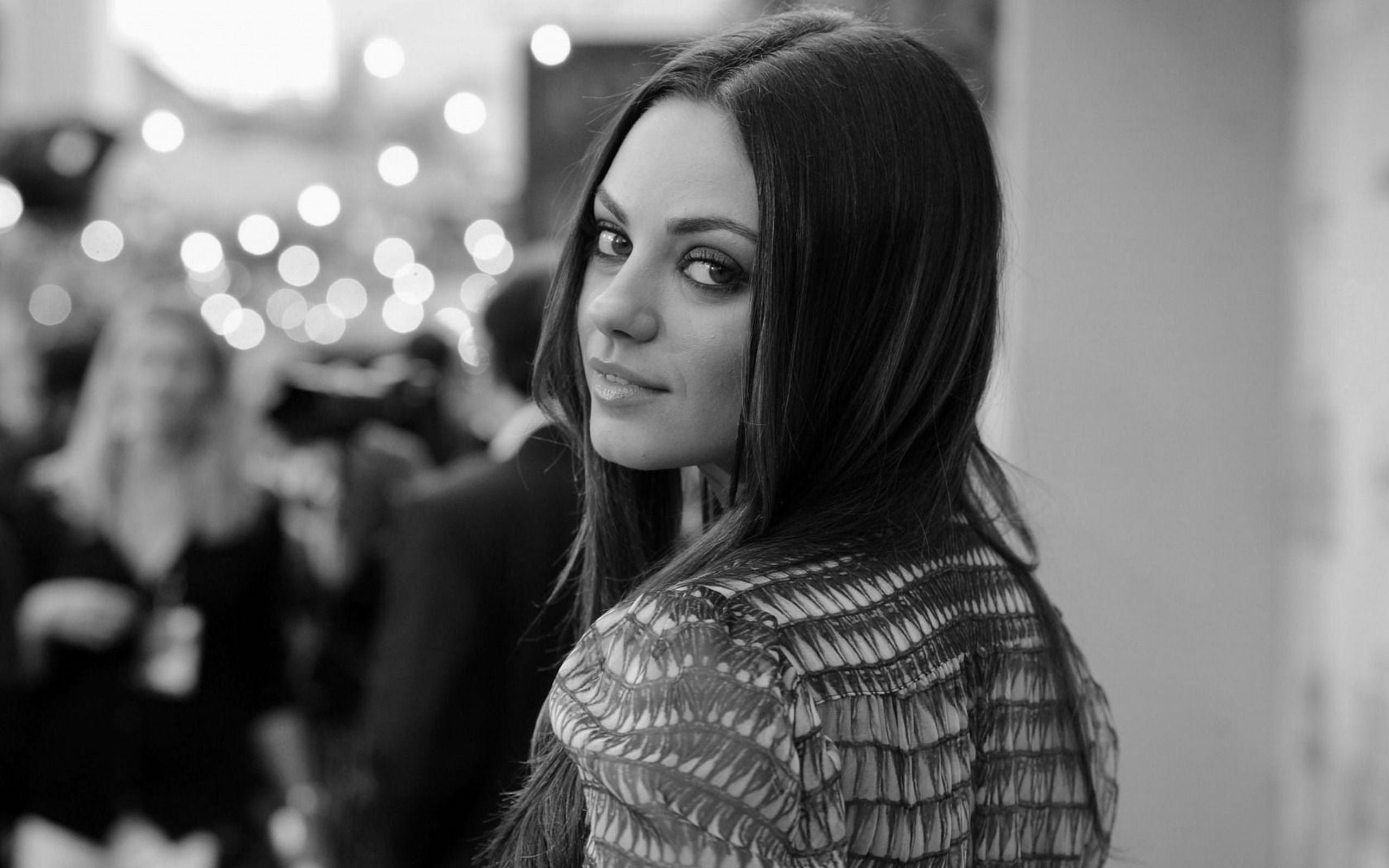 leisure activity, people, adult, confidence, caucasian Ethnicity, casual Clothing, celebrity, women, urban Scene, beauty, city Life, kunis, mila kunis, HD Wallpaper
