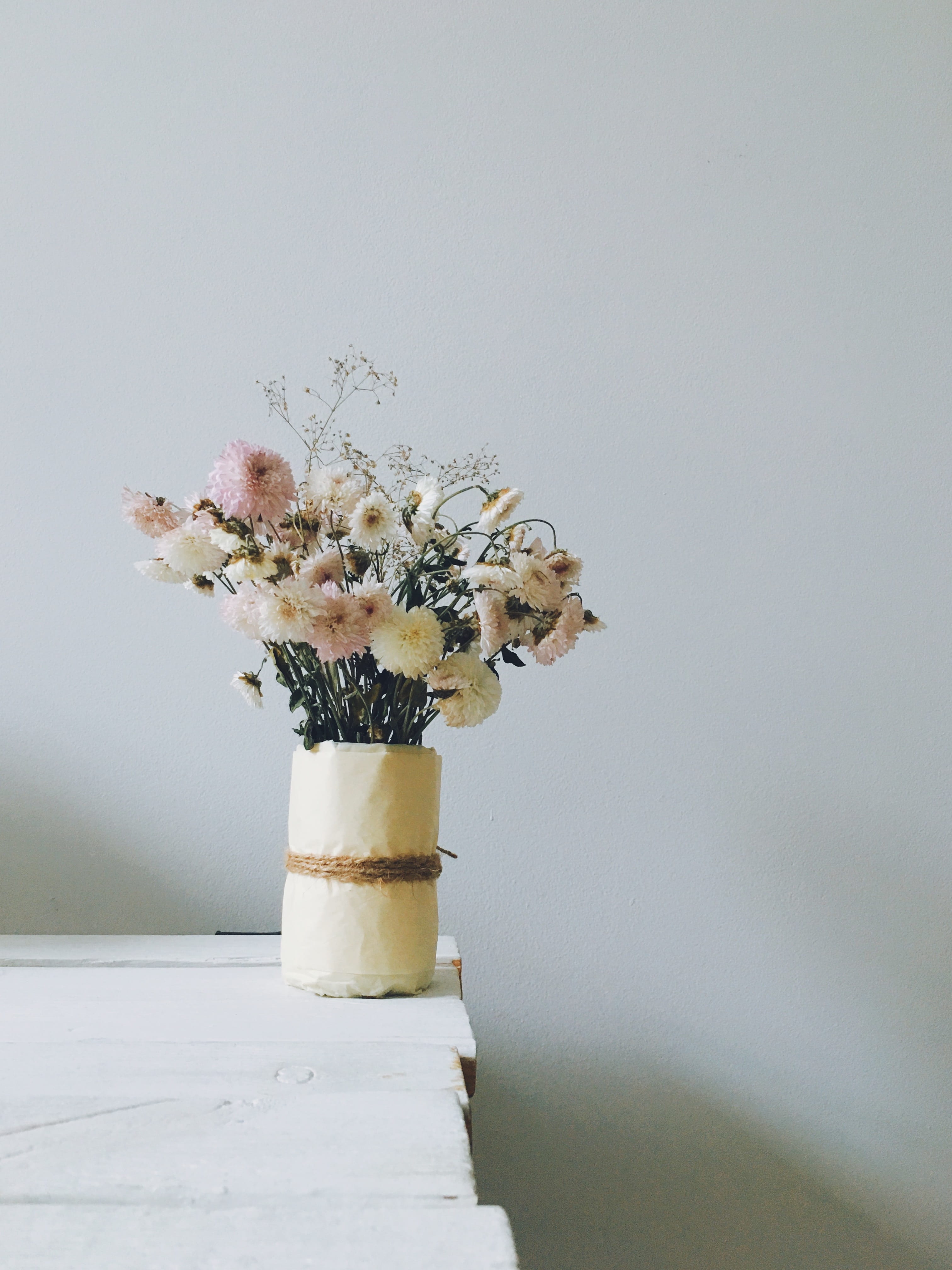 table, sunday, flowering plant, cozy, flower, white, nature, pink flower, growth, dry, delight, purple, minimal, vulnerability, plant, interior, vase, wall - building feature, Phone HD Wallpaper