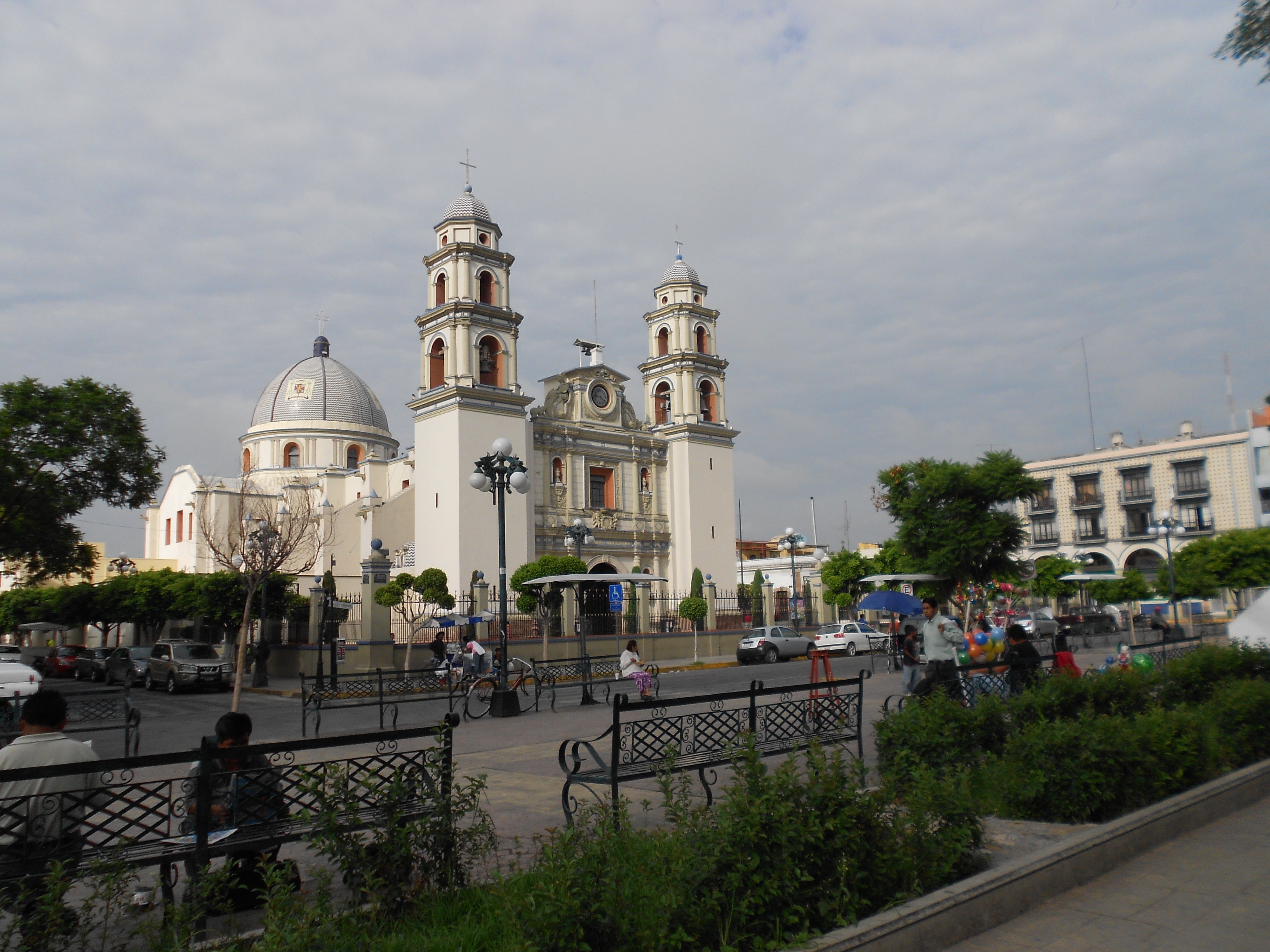 building exterior, nature, cathedral, built structure, group of people, 4K, outdoors, sky, place of worship, tehuacán, dome, architecture, spirituality, HD Wallpaper
