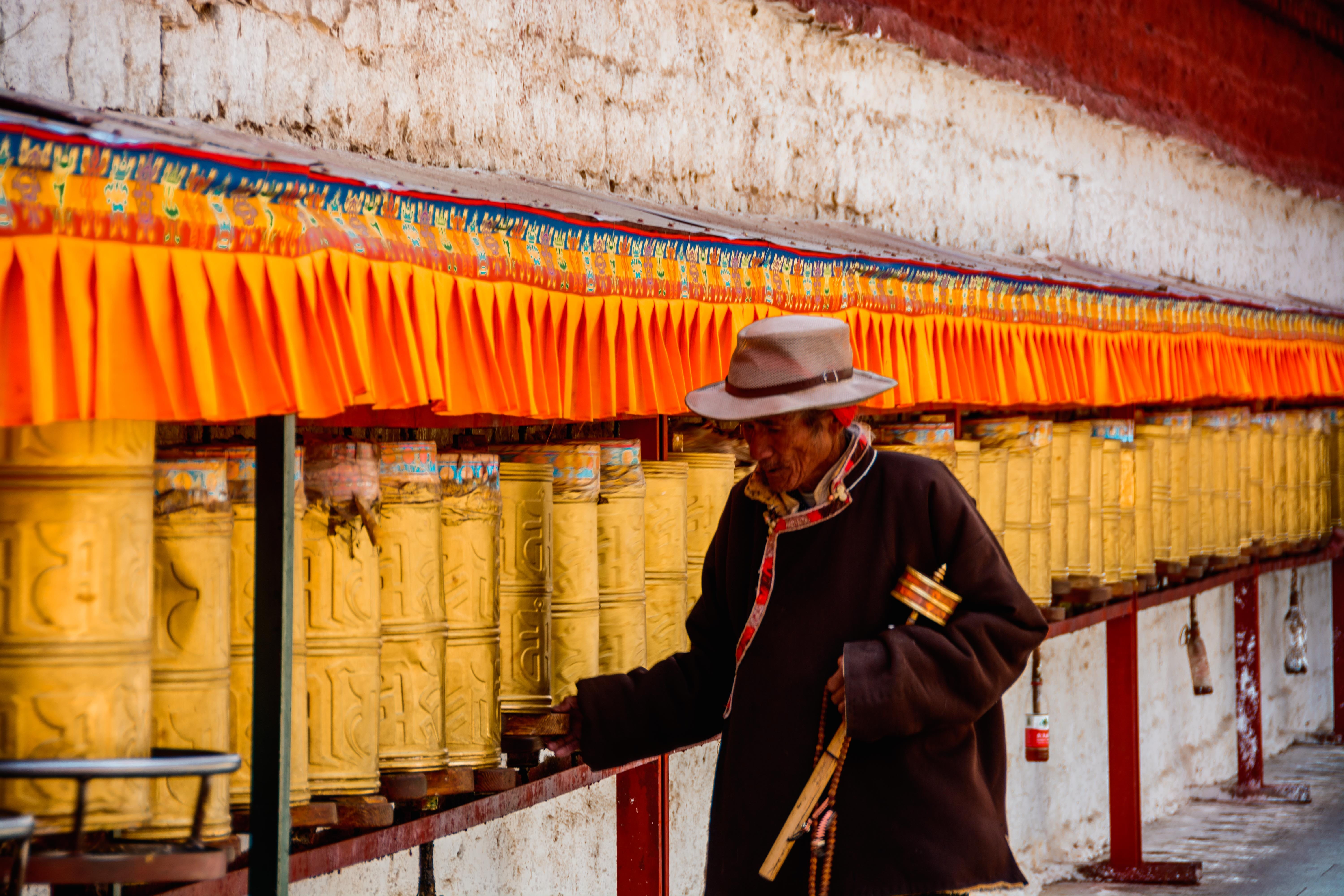 traditional clothing, Potala Palace, mature men, Prayer, one person, the potala palace, one senior man only, the old man, leisure activity, only men, occupation, HD Wallpaper