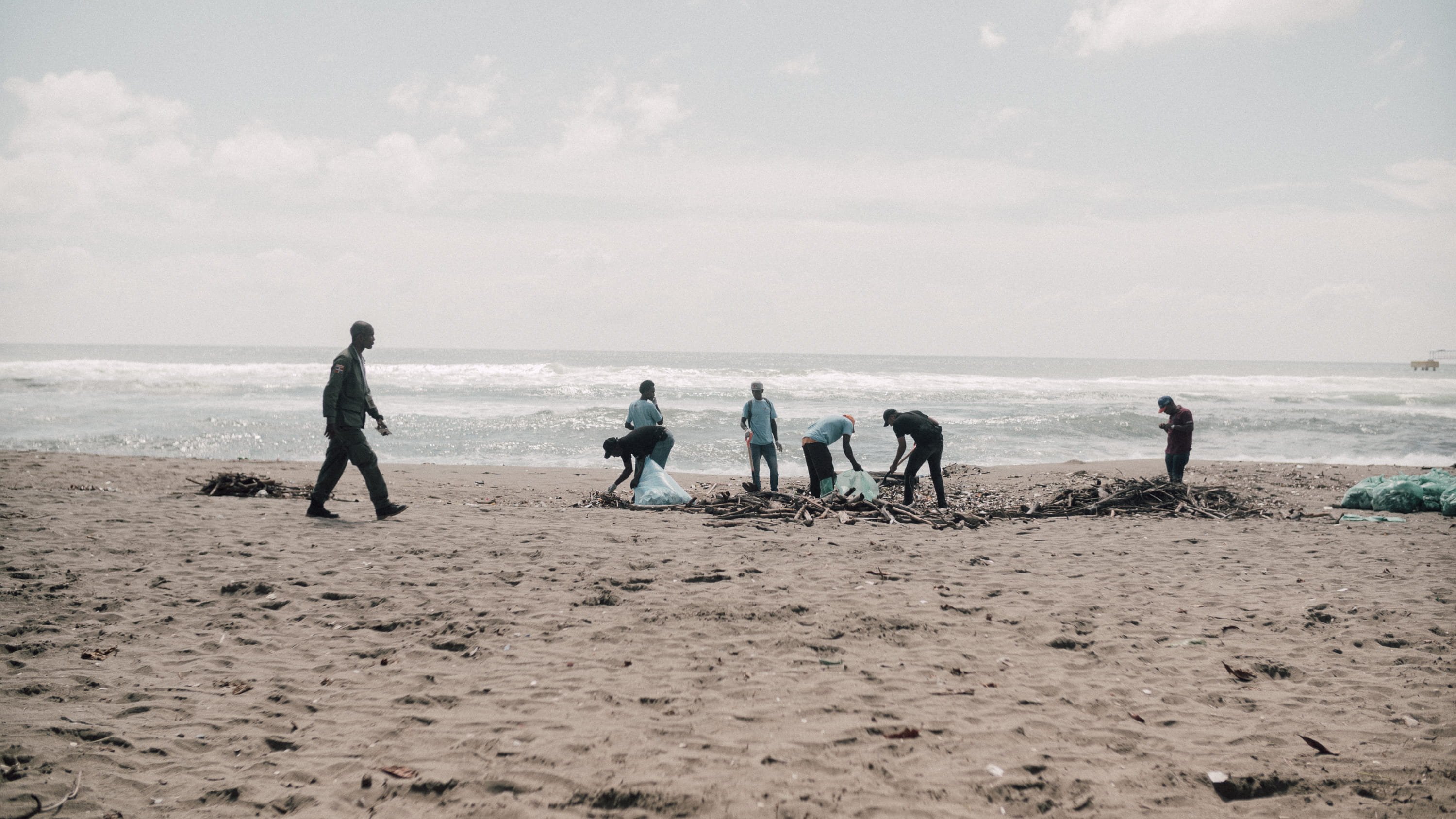 dominican republic, horizon, sand, men, group, real people, horizon over water, land, sea, group of people, medium group of people, lifestyles, sky, santo domingo, HD Wallpaper