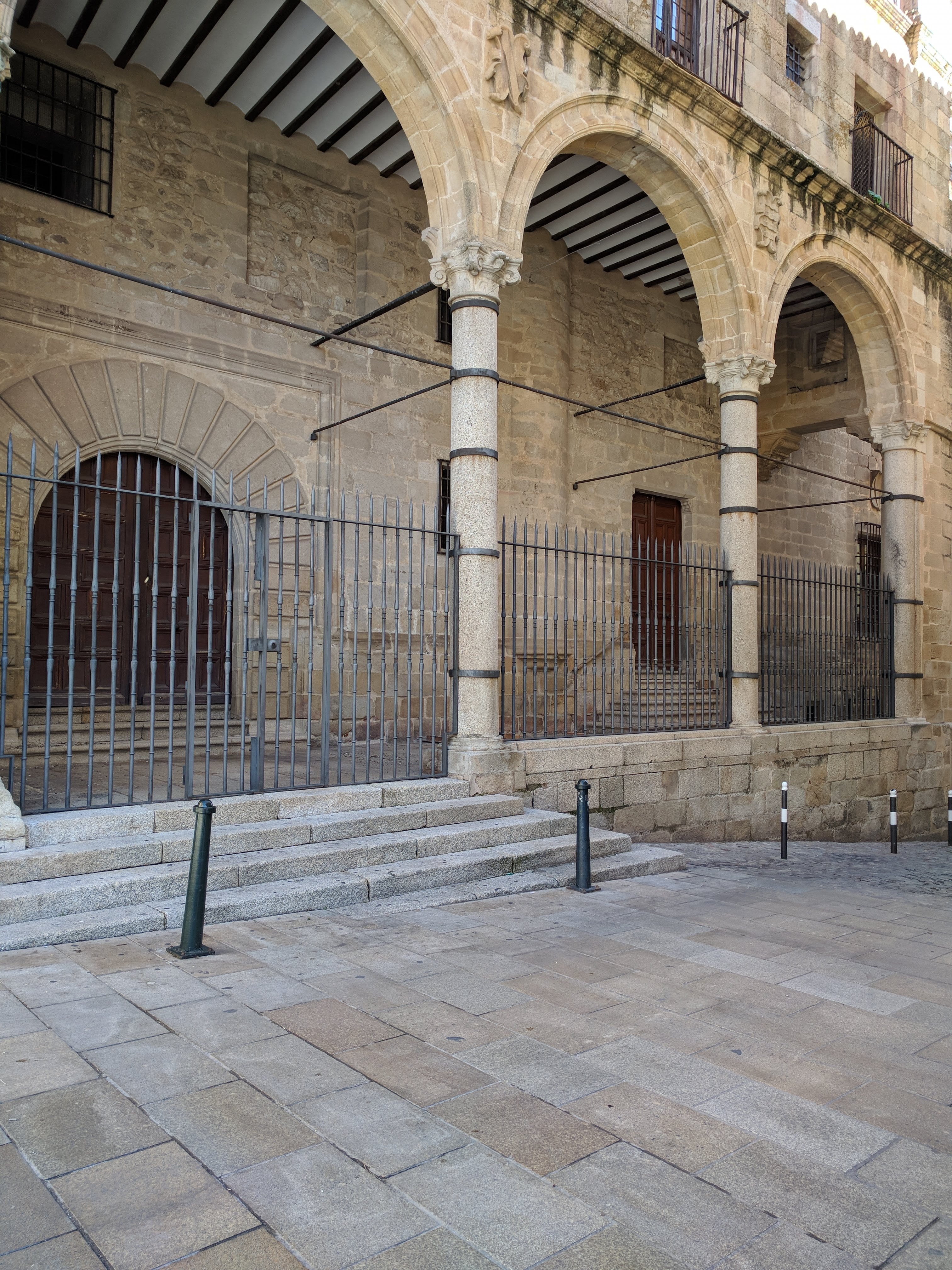security, spirituality, arcade, architectural column, colonnade, architecture, built structure, turista, no people, courtyard, españa, old, extremadura, Phone HD Wallpaper