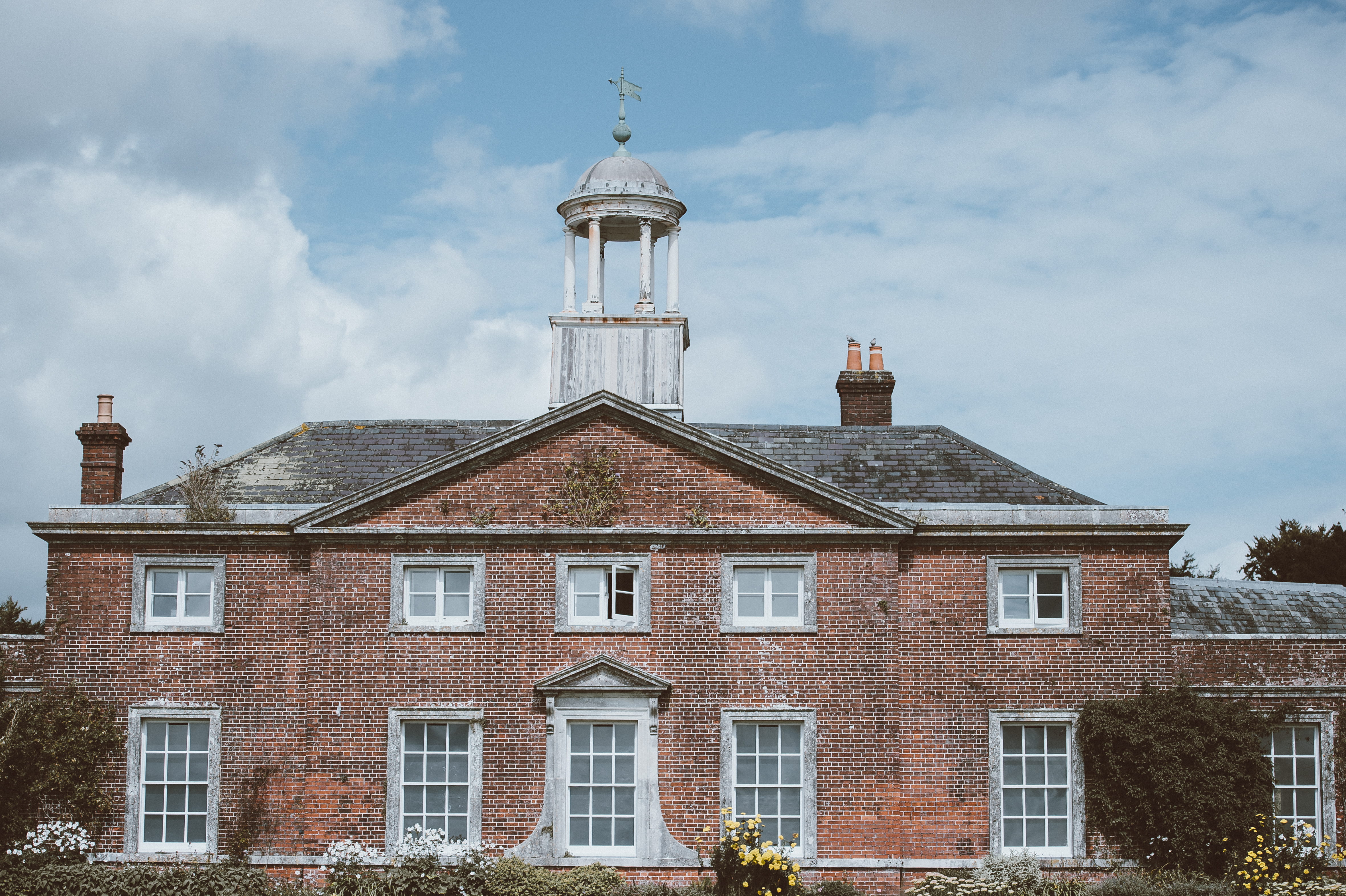 city, tower, 4K, outdoors, window, sunlight, edificio, place of worship, old, building, low angle view, the past, petersfield, uppark, brick, history, HD Wallpaper