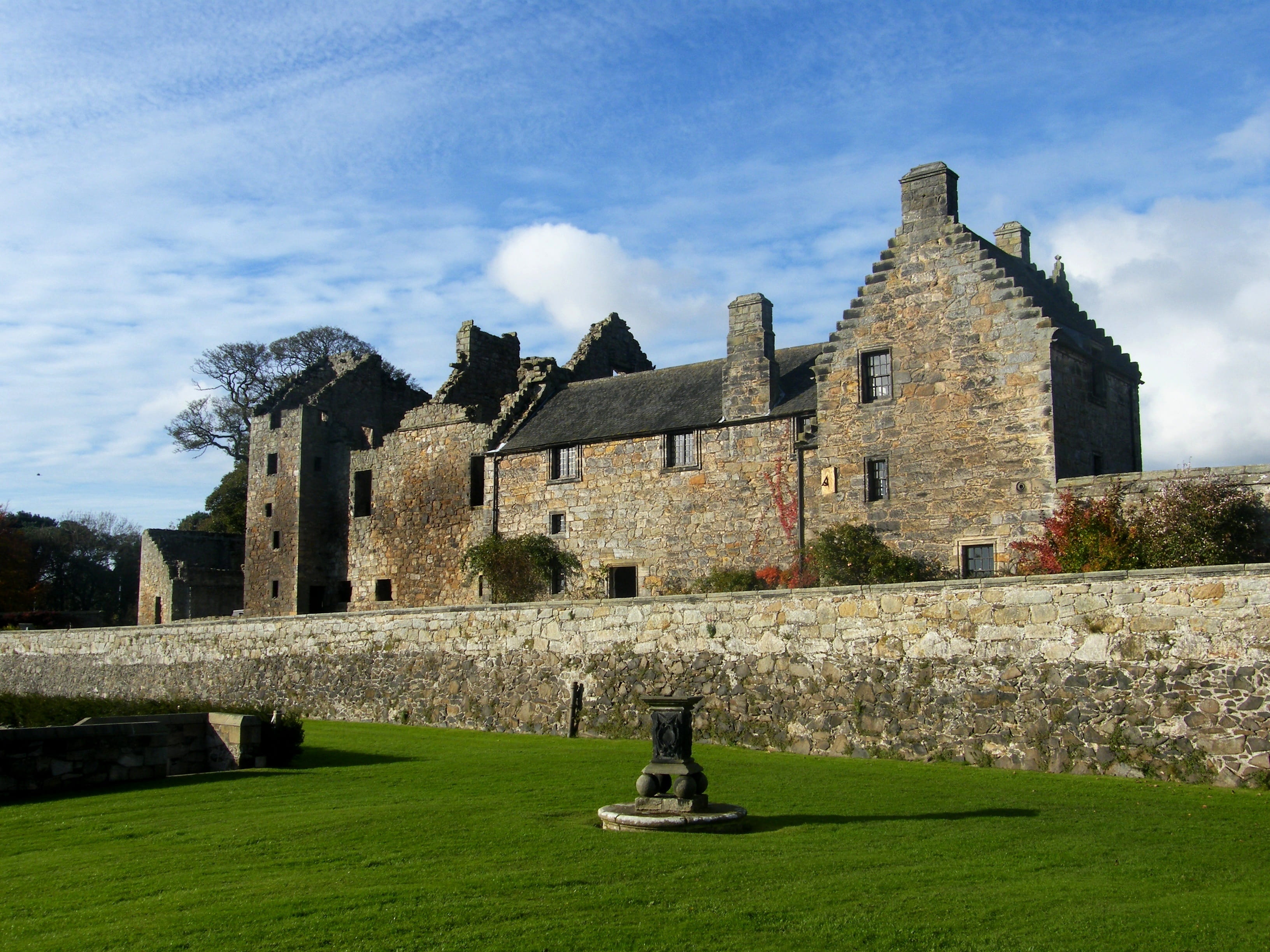 2K, building Exterior, field, old, grass, outdoors, architecture And Buildings, history, Medieval, the past, no People, sunlight, plant, Aberdour Castle, HD Wallpaper