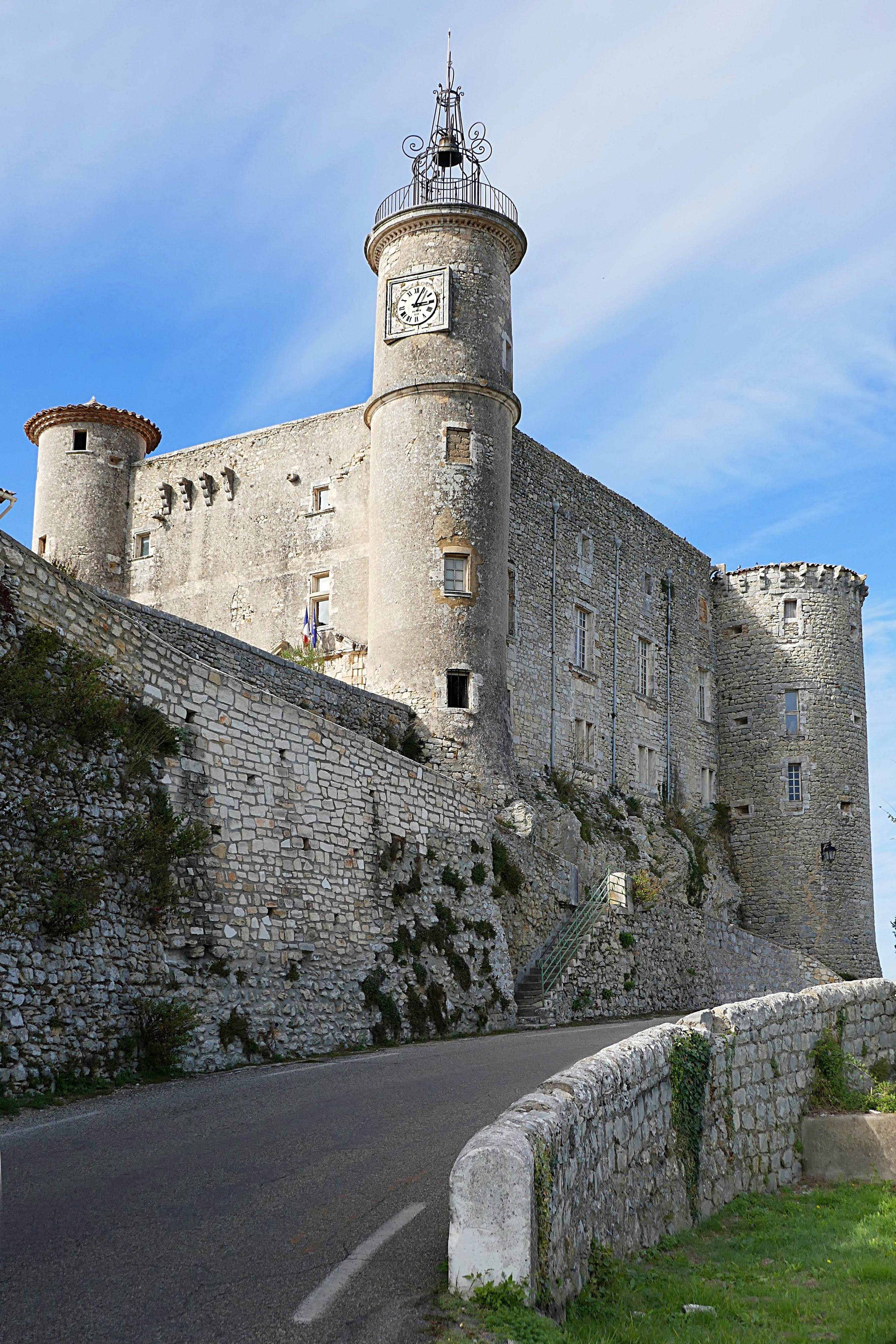 low angle view, chateau, no people, wall, fort, building exterior, france, gard, day, old, 4K, plant, travel destinations, fortified wall, building, castle, Phone HD Wallpaper