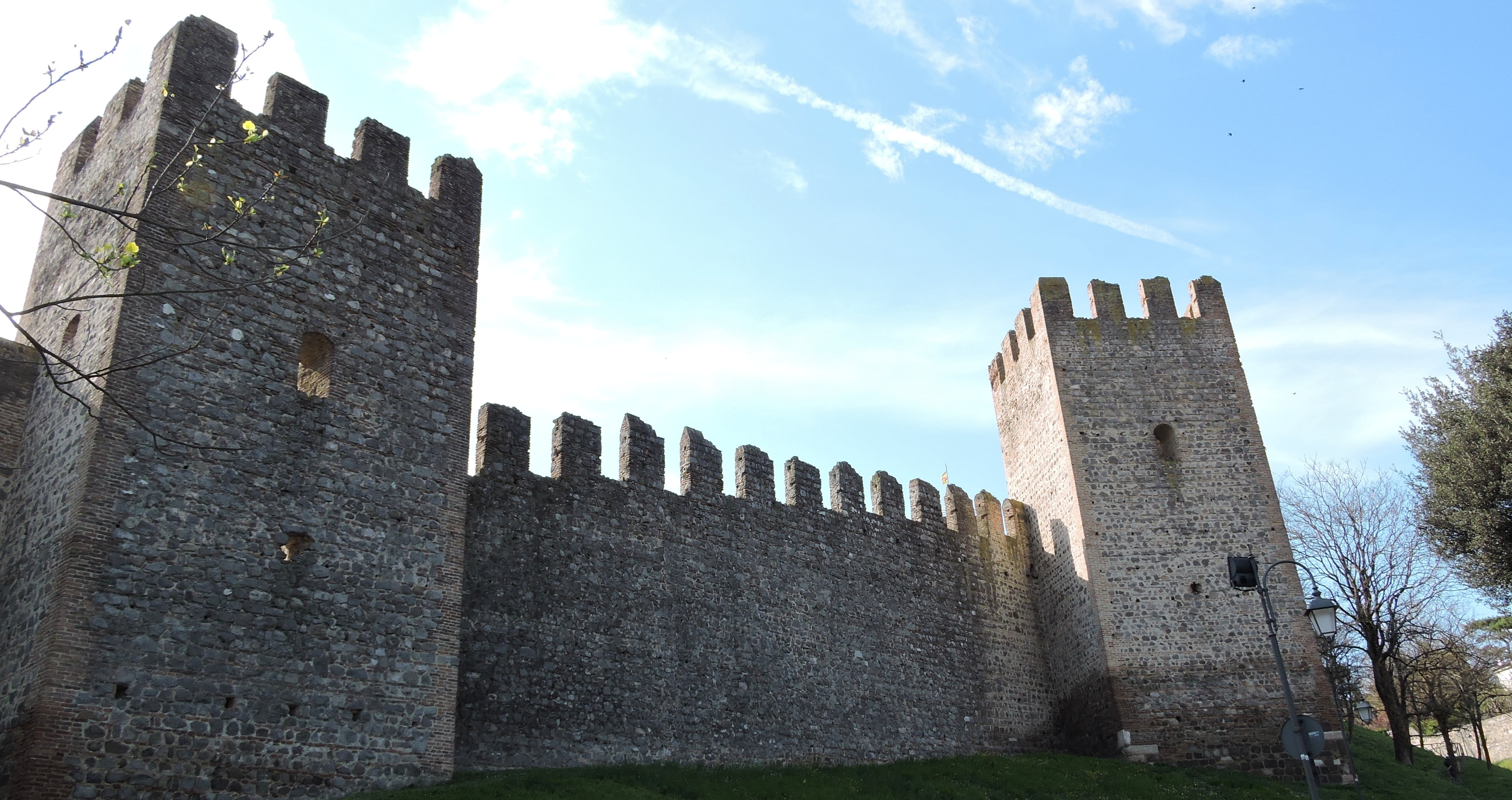 ruined, travel destinations, building exterior, 4K, sky, ancient, the past, fortified wall, castle, architecture, fortification, skyscraper, este, building, HD Wallpaper