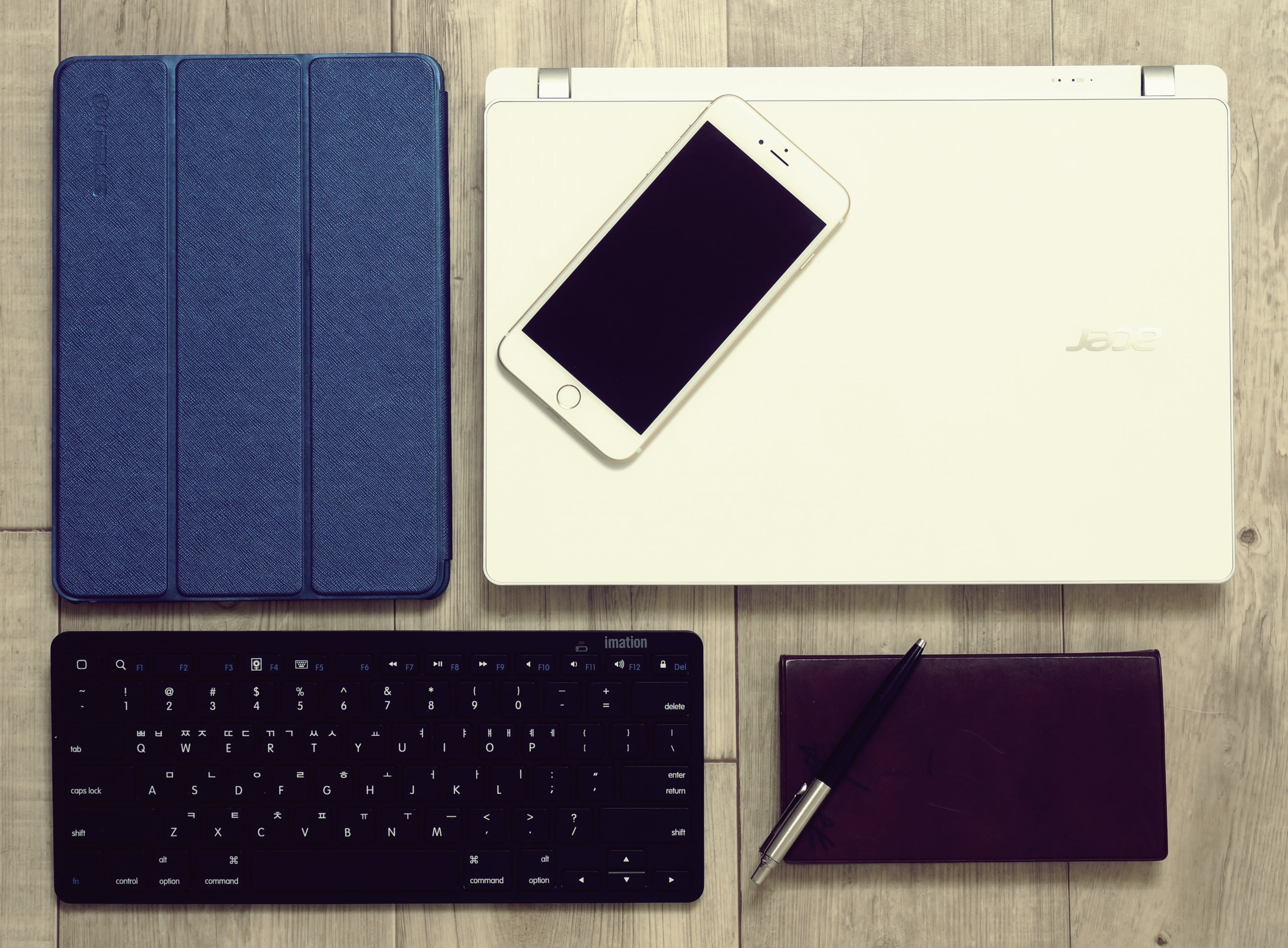 wood - Material, record, computer equipment, indoors, desk, leather, no people, haiti, wireless, beside, still life, high angle view, blank, communication, HD Wallpaper