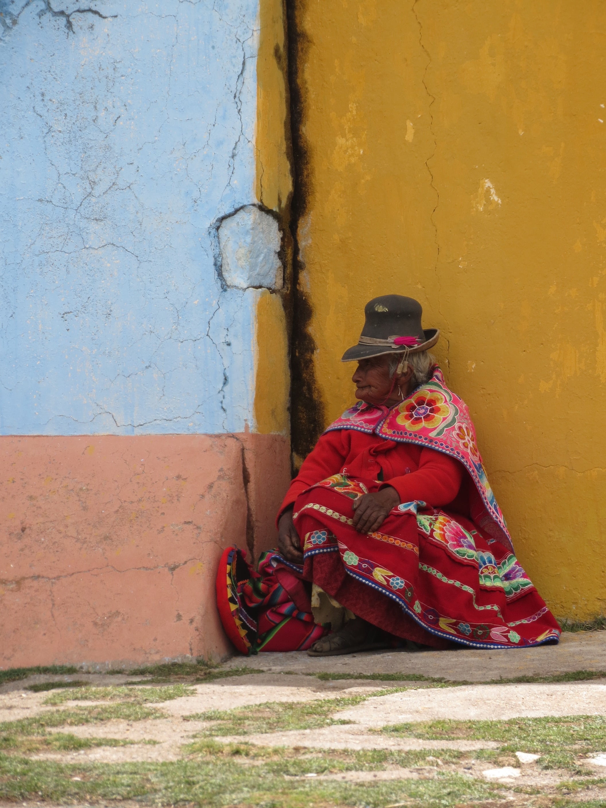 women, woman, south, real people, traditional clothing, andean, inca, america, walls, social issues, sitting, men, travel, old, andes, day, adult, casual clothing, Phone HD Wallpaper