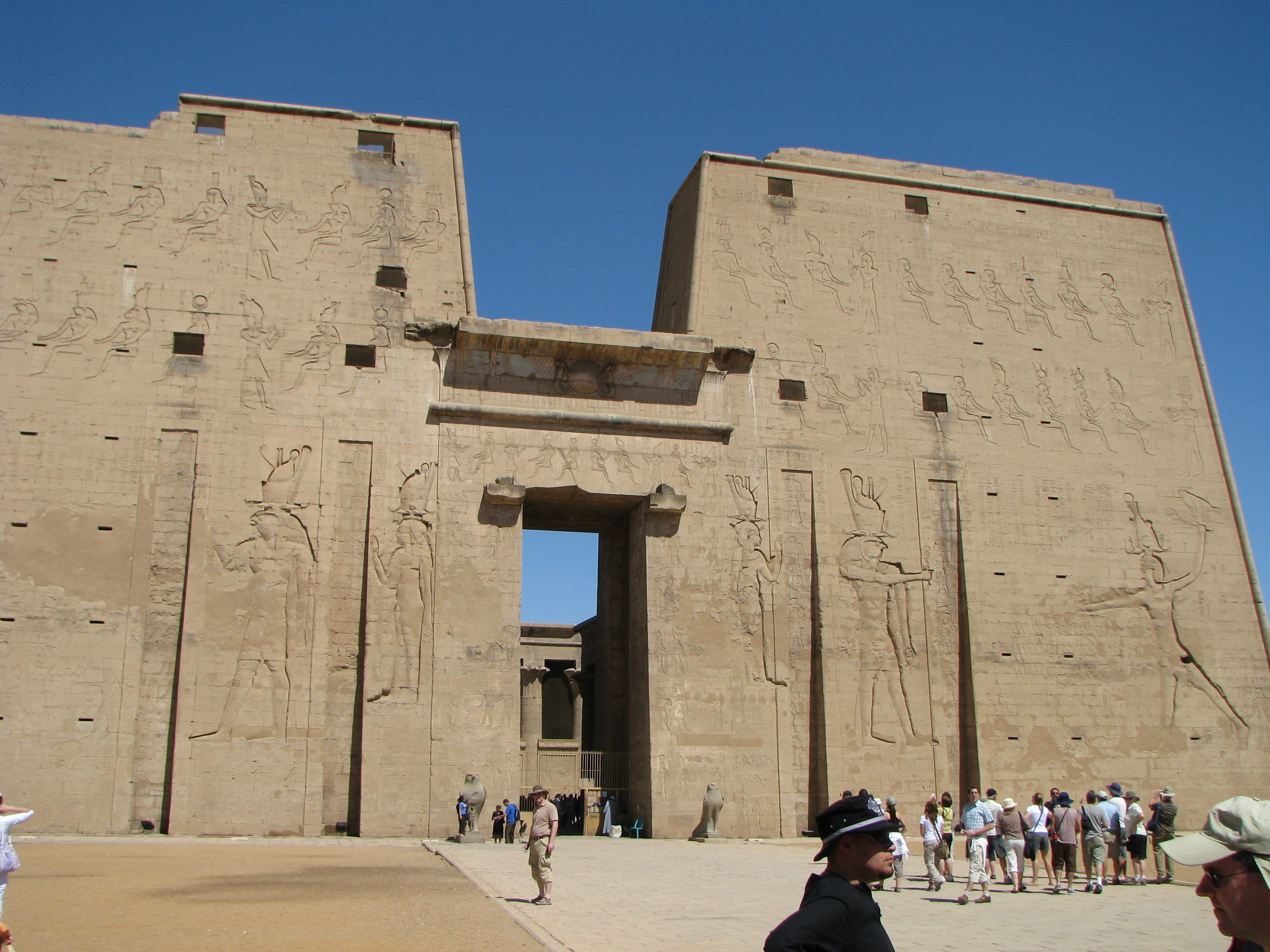 2K, arch, adult, women, crowd, real people, built structure, history, the past, architecture, archaeology, egypt, temple, group of people, travel, nature, HD Wallpaper