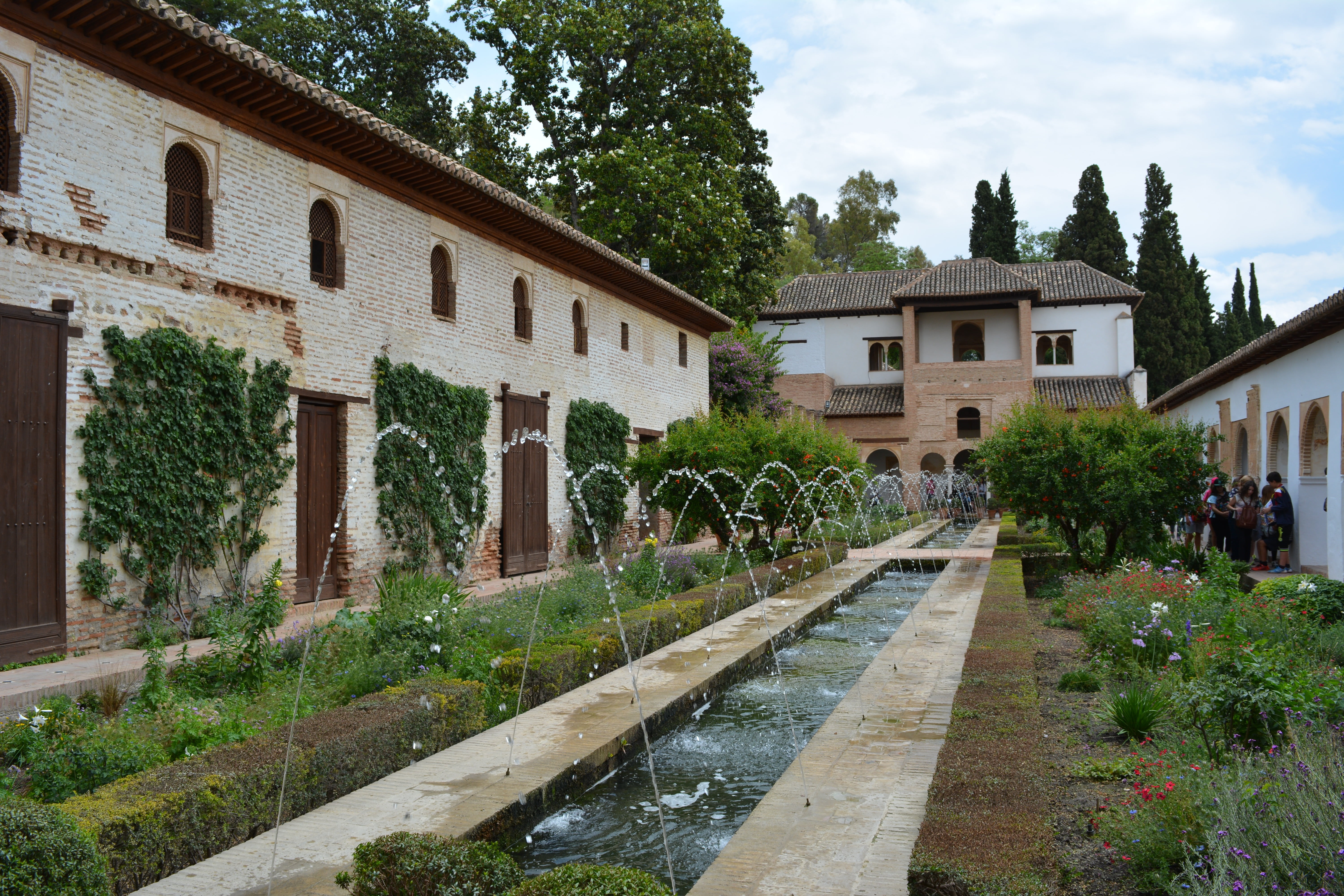 residential district, house, day, nature, places of interest, middle, built structure, canal, window, palace, idyllic, alhambra, moorish, luxury, city, HD Wallpaper