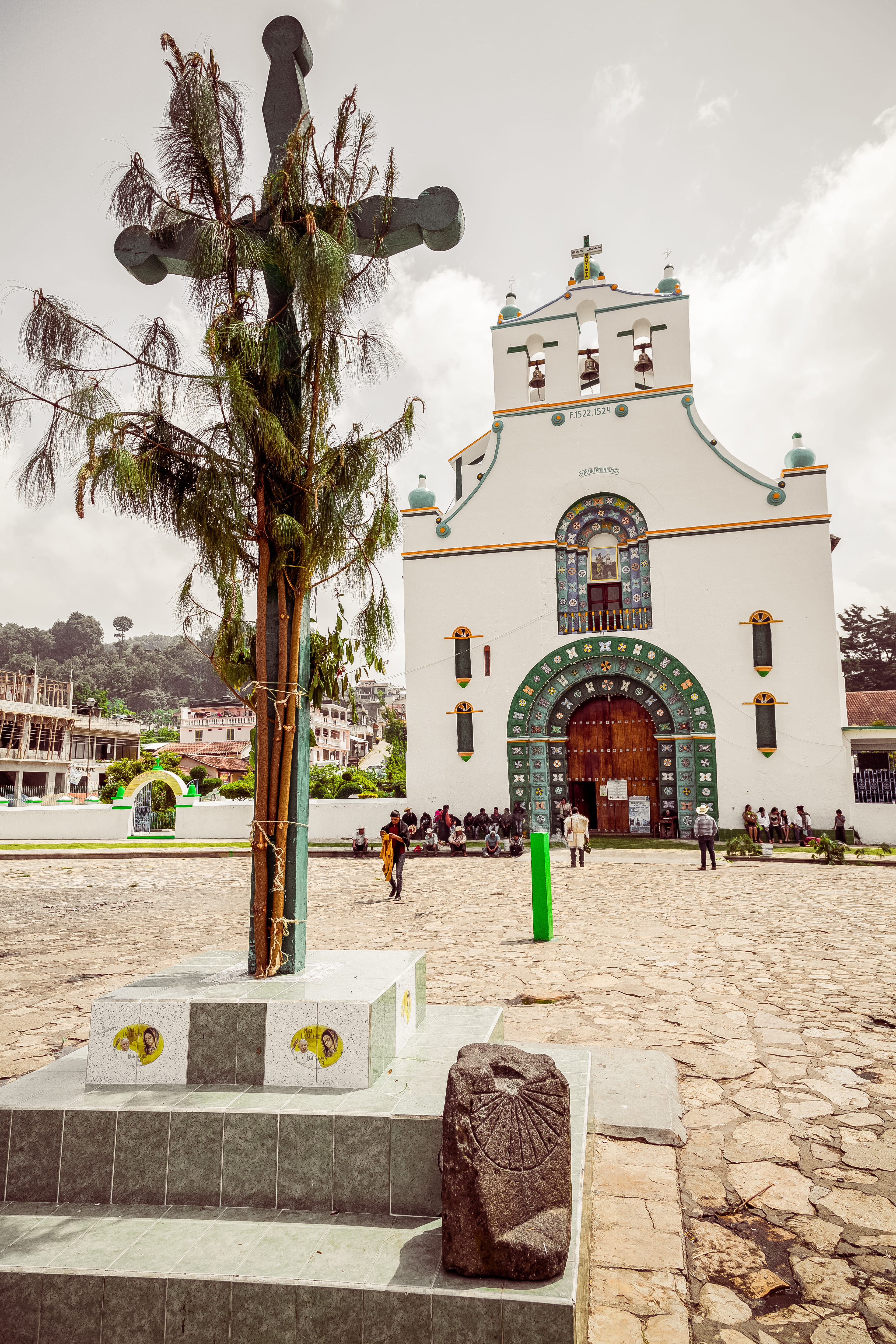 street, cross, nature, chiapas, courtyard, church, outdoors, architecture, building exterior, building, incidental people, palm tree, place of worship, Phone HD Wallpaper