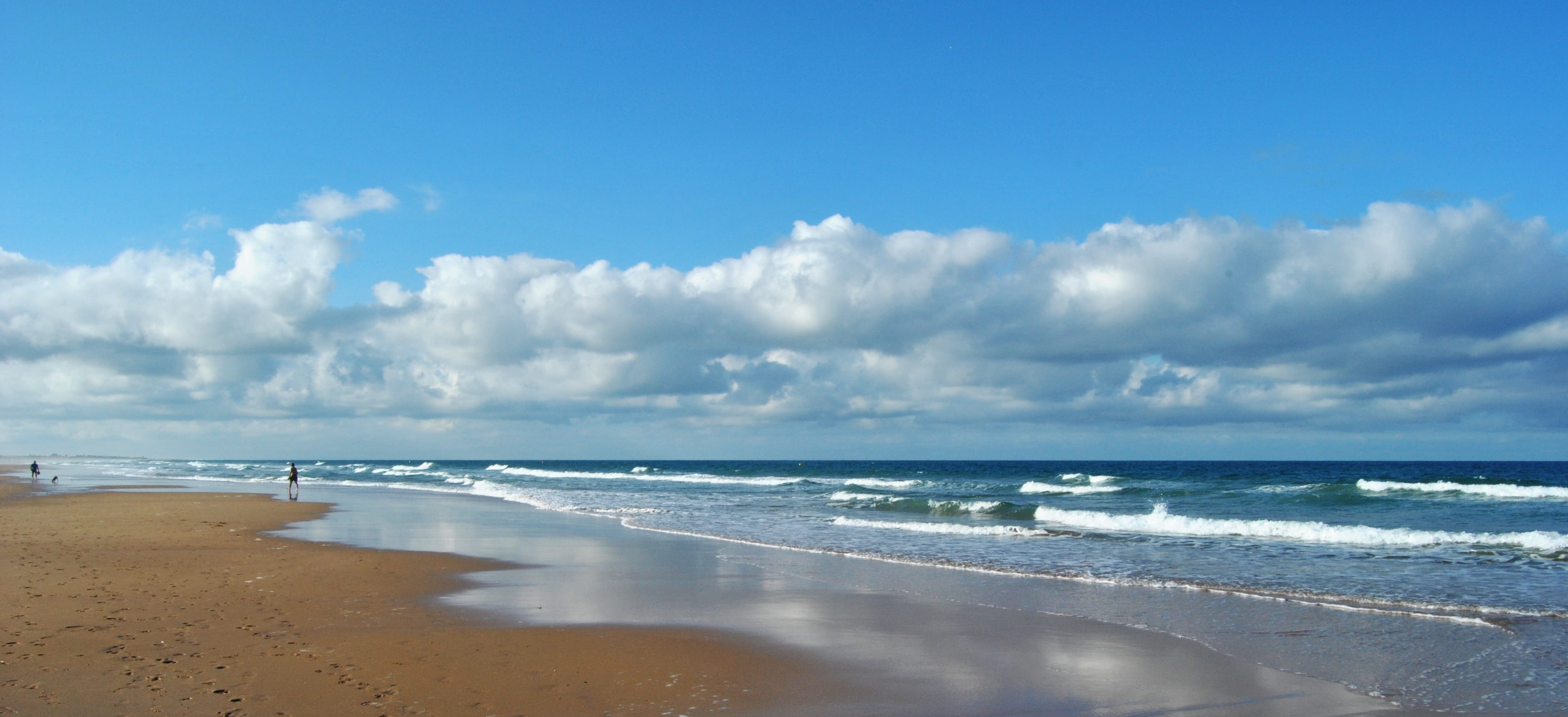 outdoors, no people, sport, walk, conil, beach sand, footprints, holiday, summer, cloud - sky, blue, tranquility, aquatic sport, barefoot, tranquil scene, HD Wallpaper