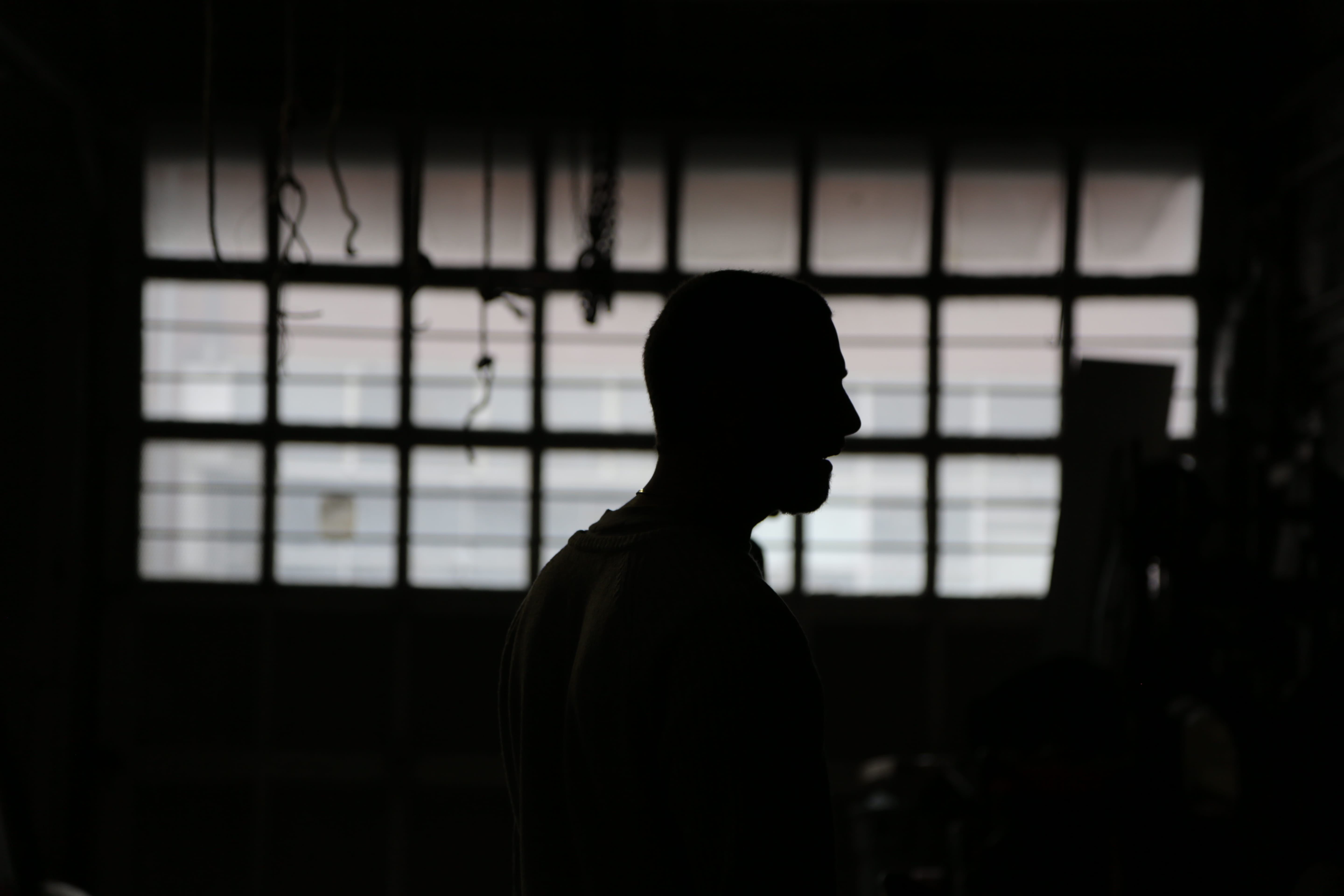 men, adult, montreal, against the light, canada, side view, indoors, window, waist up, film, set, lifestyles, movie, shadow, dark, portrait, domestic room, HD Wallpaper