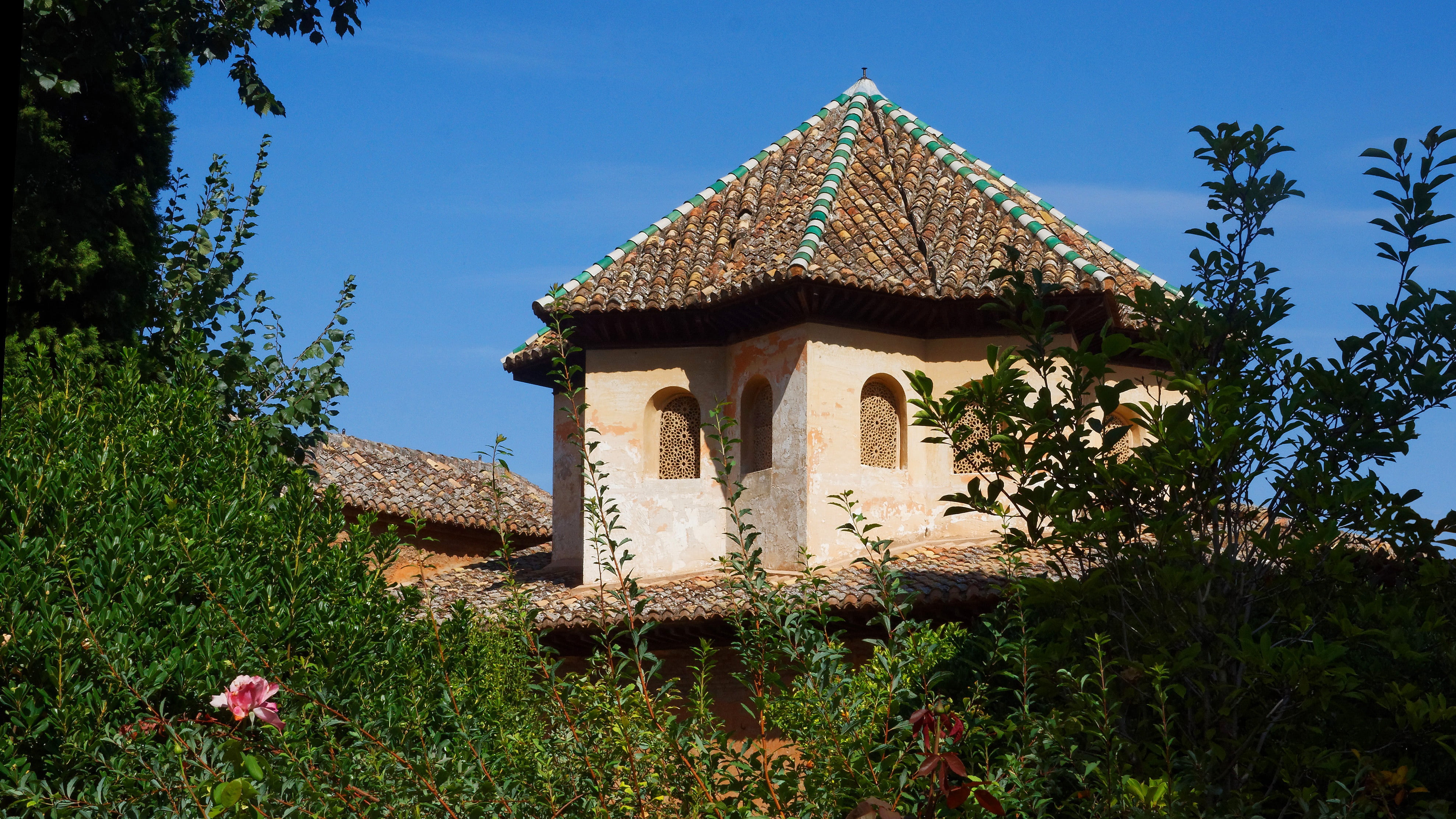 old, building exterior, plant, 4K, day, spain, travel destinations, place of worship, antique, generalife, castle, roof, nature, building, outdoors, tourism, HD Wallpaper