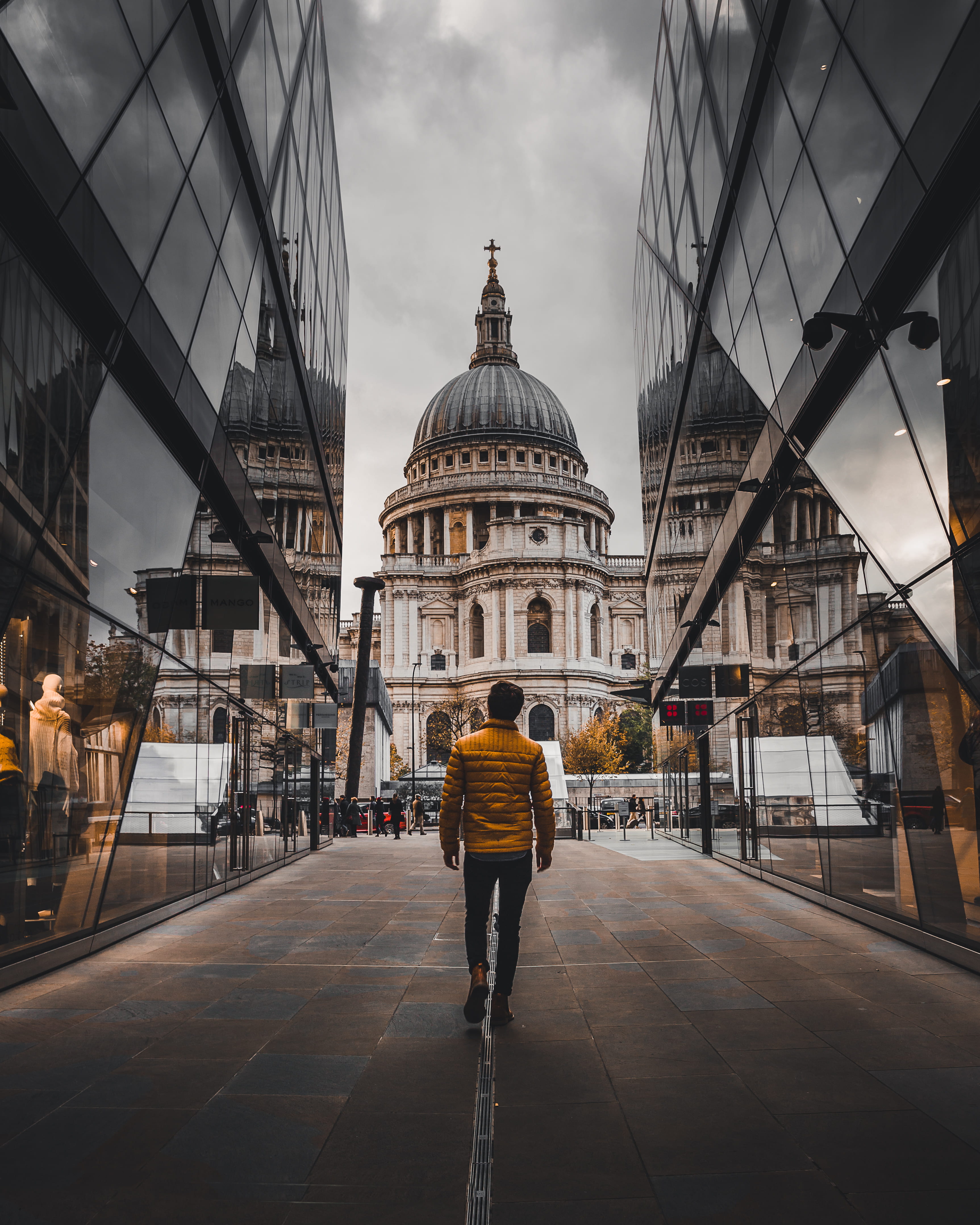 walk, real people, city, contrast, 4K, built structure, person, casual clothing, canon, d850, daytime, the way forward, dome, standing, reflection, back, Phone HD Wallpaper