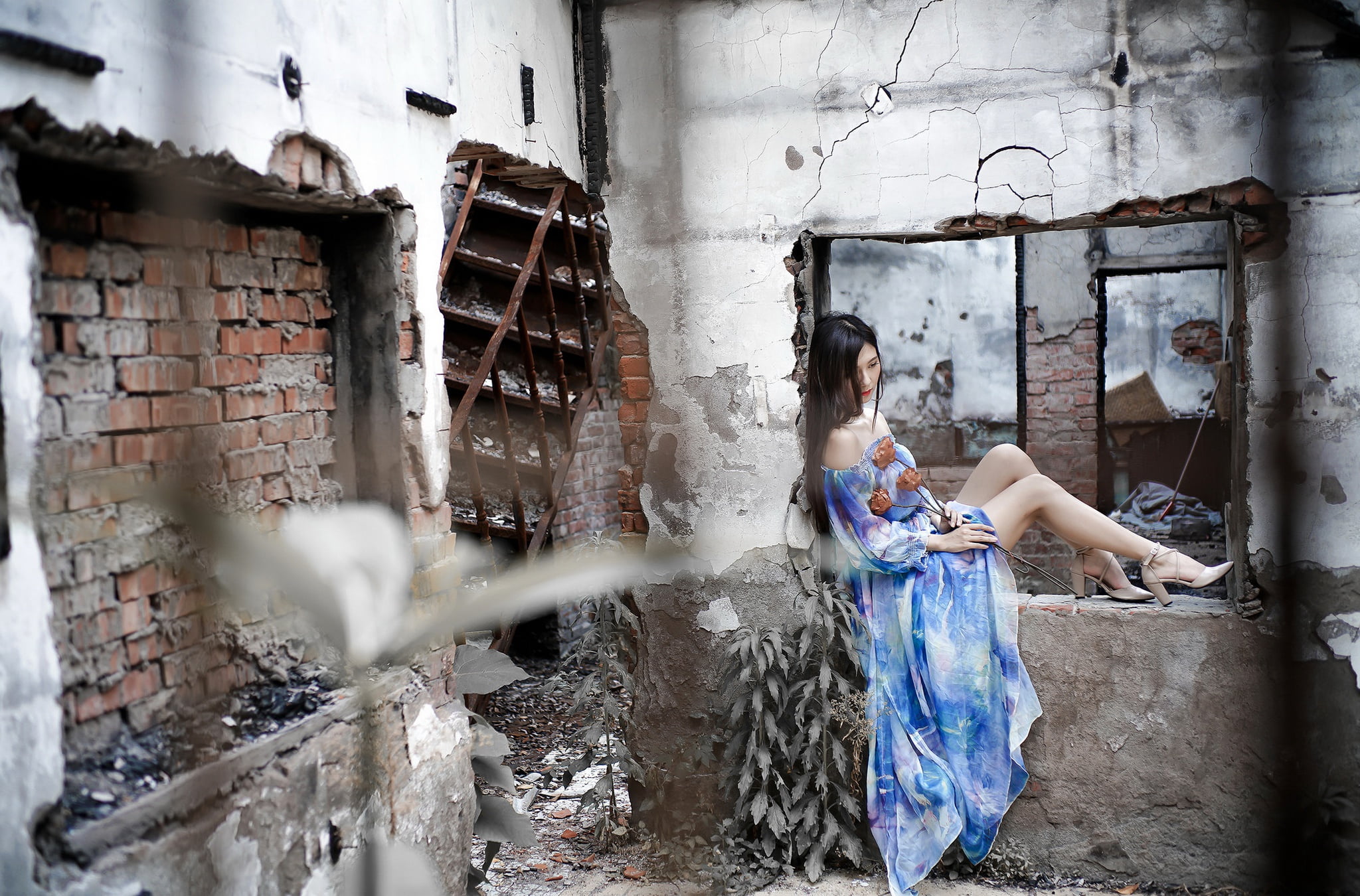 blue, red lips, cracked, brunette, destroyed, old, mood, feet, ruins, 1080P, wall, flowers, the building, pose, shoes, ladder, bricks, girl, dress, window, HD Wallpaper