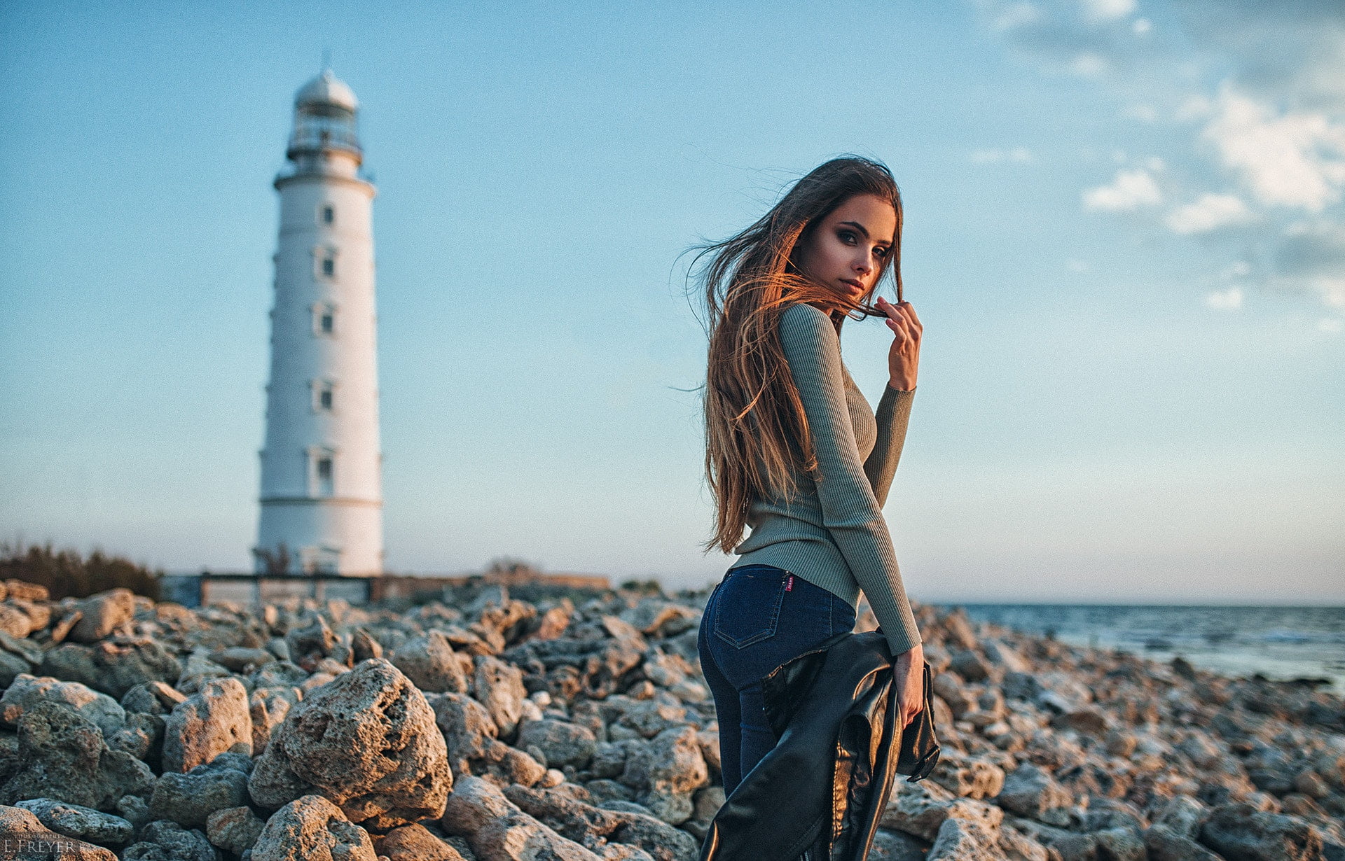women outdoors, sea, solid, young women, beauty, hair, Evgeny Freyer, positive emotion, 500px, women, adult, lighthouse, holding hair, young adult, looking back, HD Wallpaper