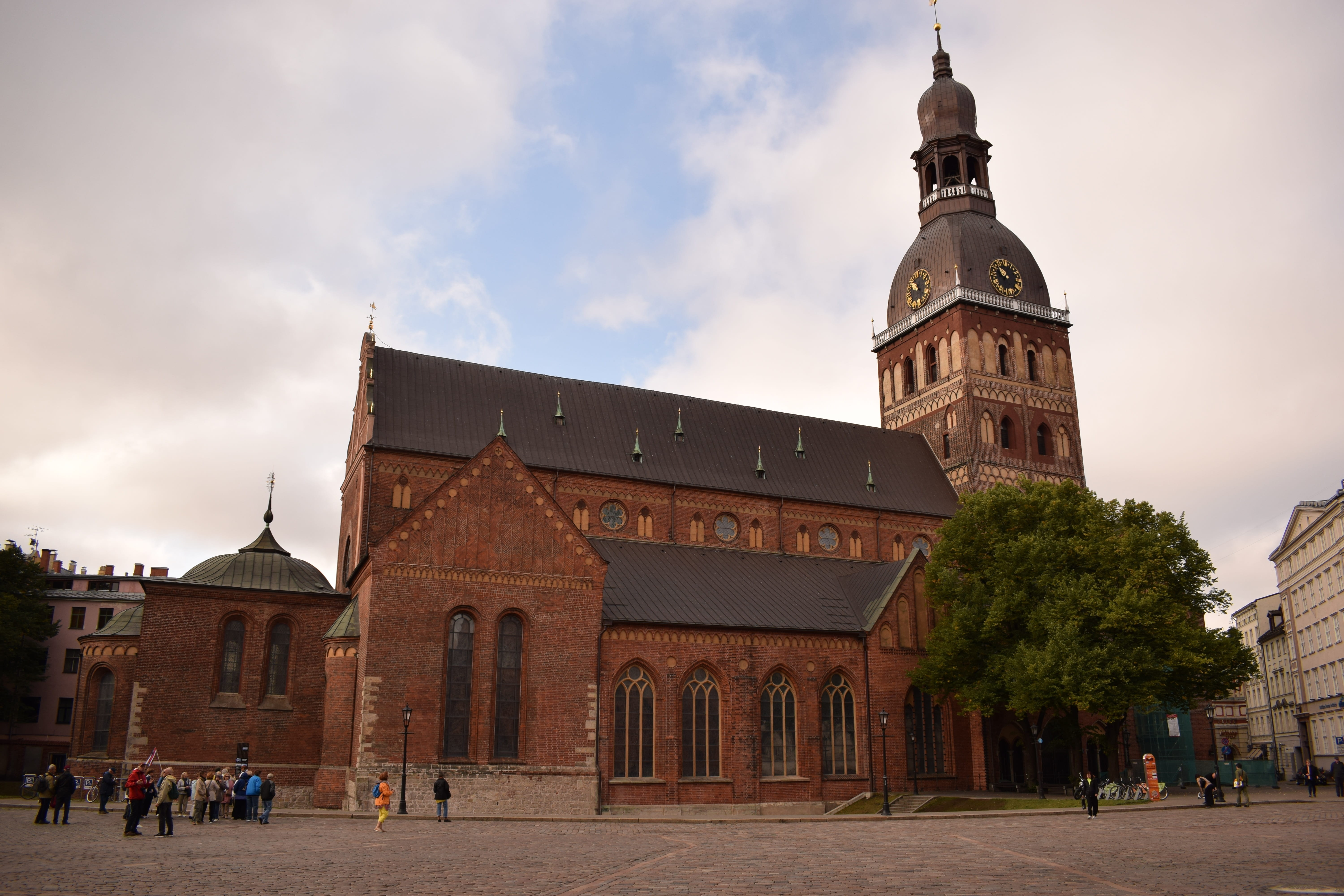the past, belief, incidental people, monument, church, cloud - sky, travel, place of worship, place, architecture, dome, outdoors, famous, historical, building exterior, HD Wallpaper