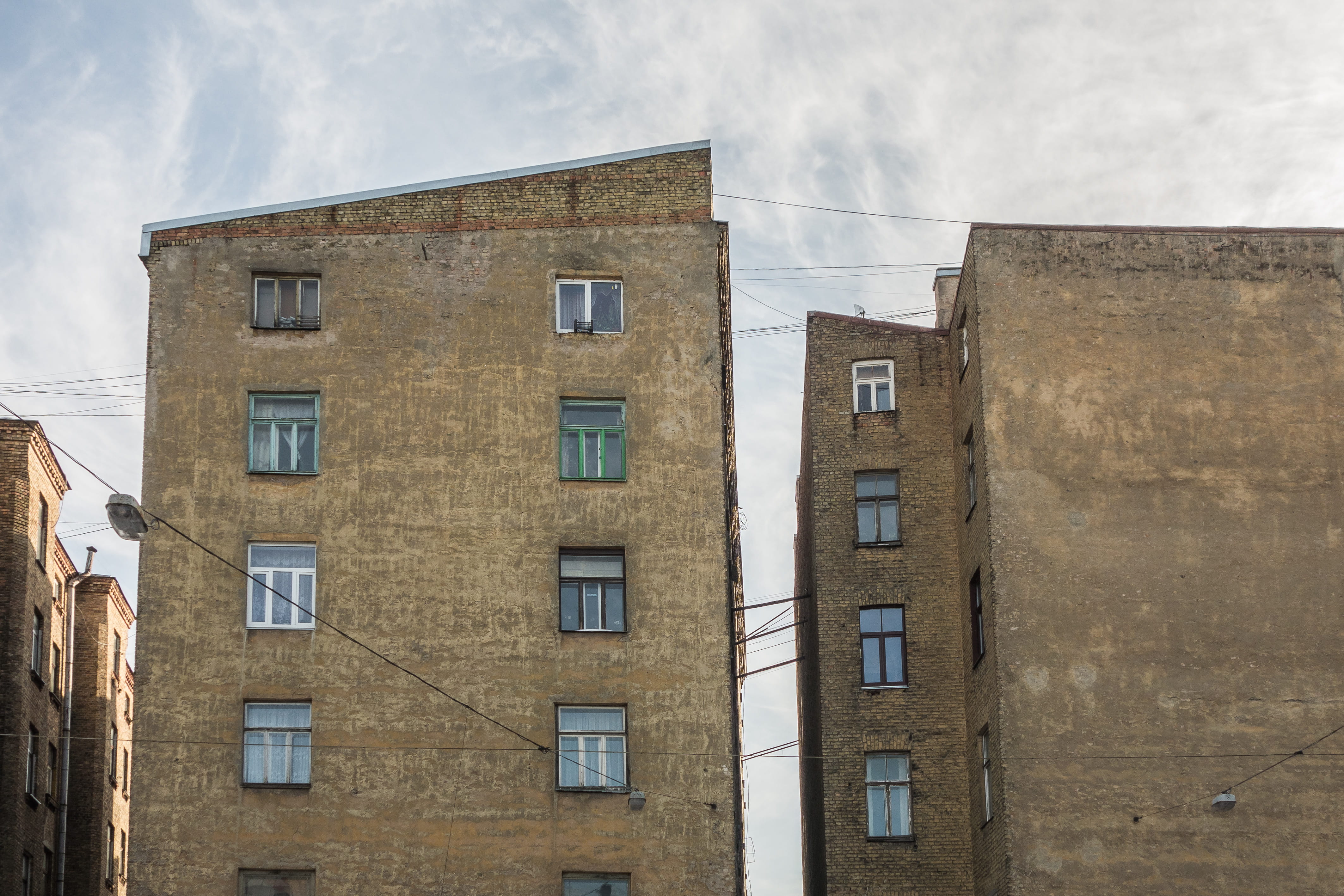 4K, wall - building feature, house, no people, city, cloud - sky, building, nature, window, Latvia, sky, architecture, Old, urban Scene, houses, architecture and Cityscape, HD Wallpaper