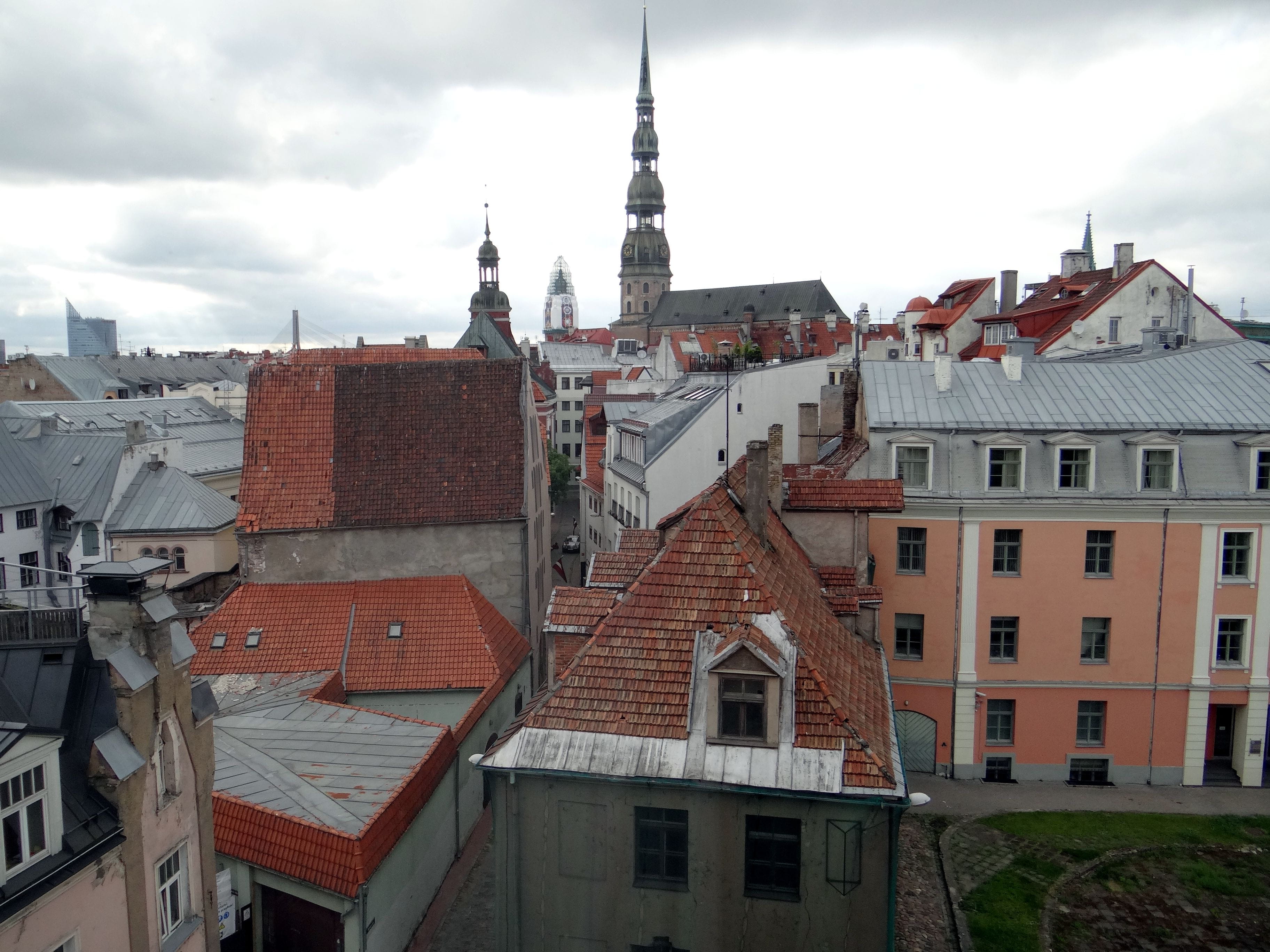 sky, 2K, nature, no people, roof, old town riga, cityscape, residential district, cloud - sky, architecture, building exterior, building, travel destinations, HD Wallpaper