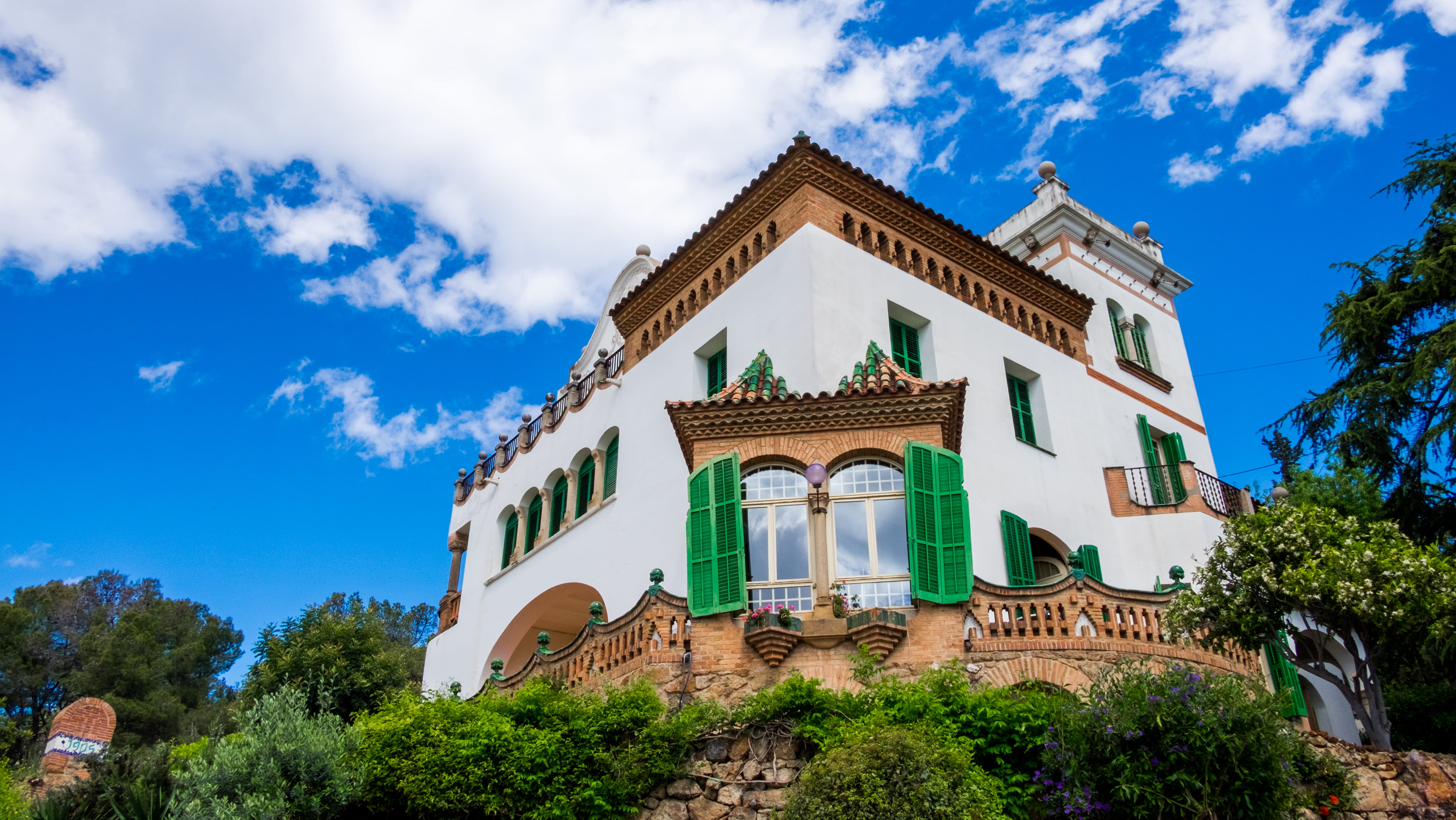 garden, no people, plant, simetry, flowers, spain, building exterior, terrace, blue, park güell, gaudi, white, design, barcelona, day, nature, building, HD Wallpaper