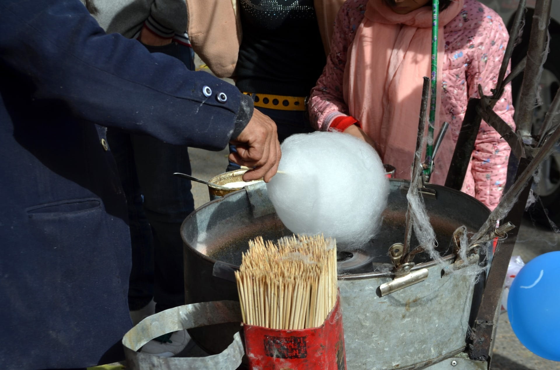 two people, market, outdoors, children treat, midsection, Food, day, holding, adult, spinning, occupation, human hand, preparation, men, indoors, Cotton Candy, HD Wallpaper