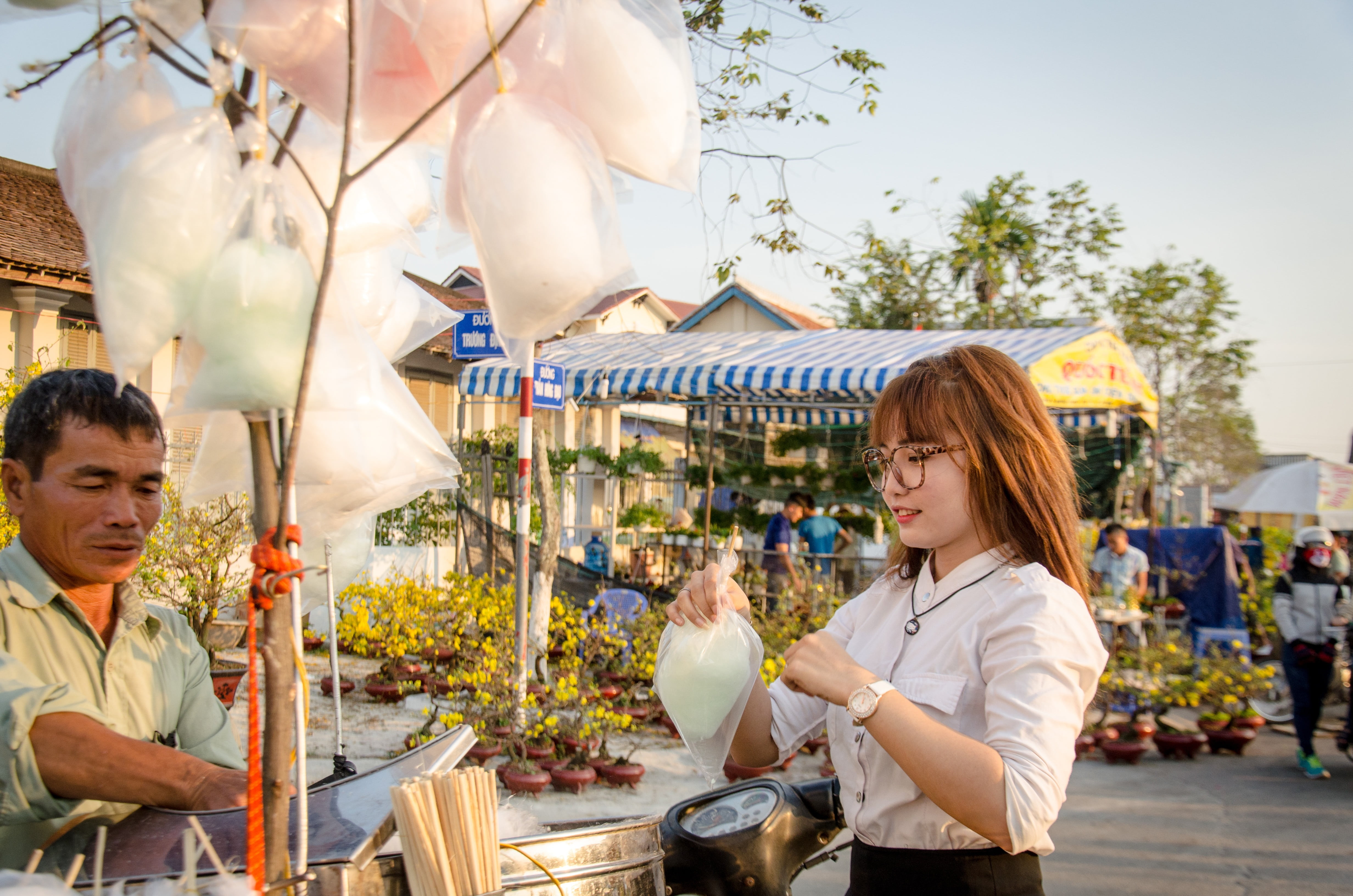 young women, adults only, standing, consumerism, choice, outdoors, men, buy, candy floss, retail display, market, buying, people, small business, young adult, HD Wallpaper