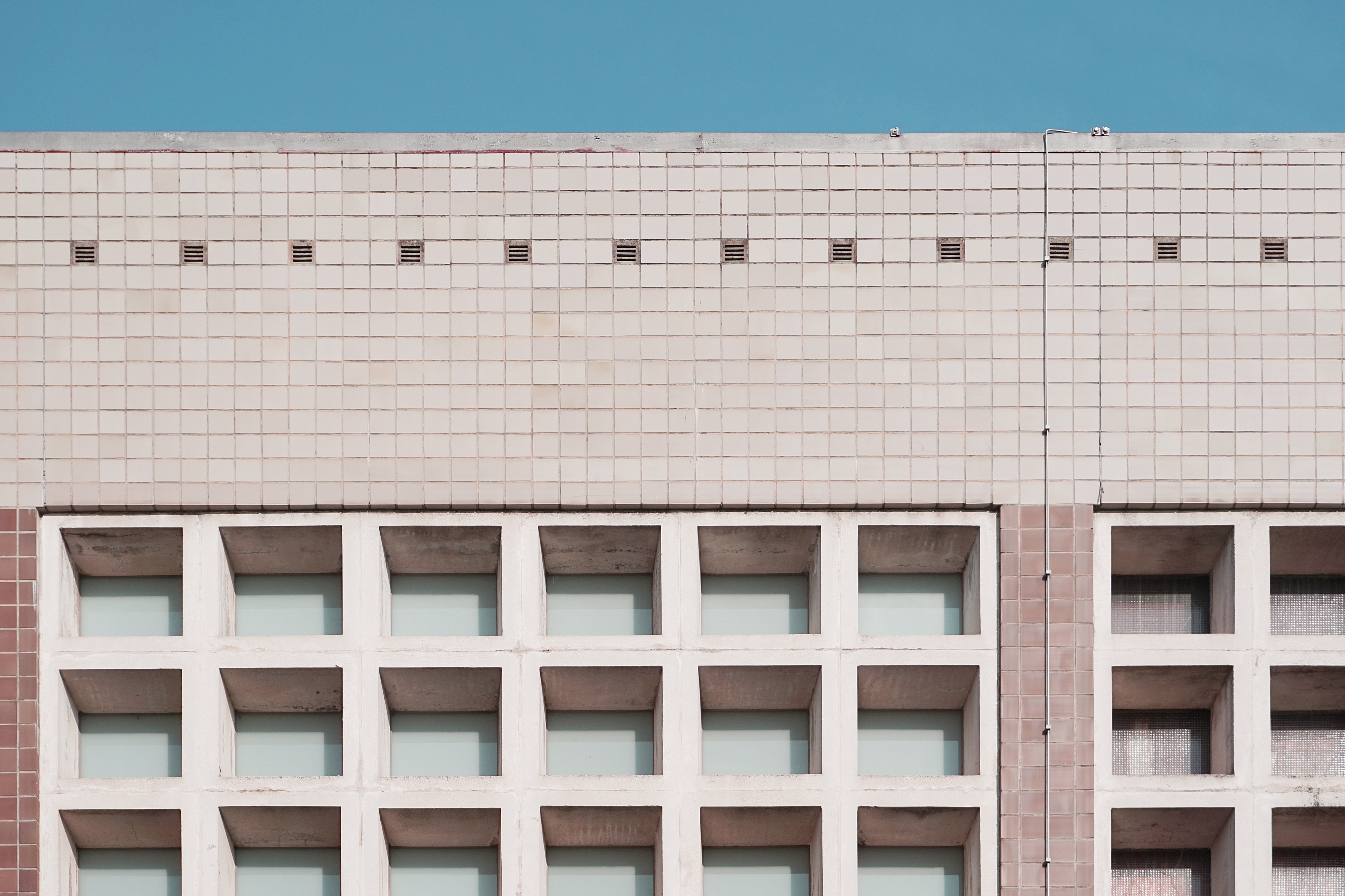 blue, concrete, modern, day, architecture, roof, hotel, low angle view, apartment, built structure, building, structure, establishment, windows, swimming pool, HD Wallpaper