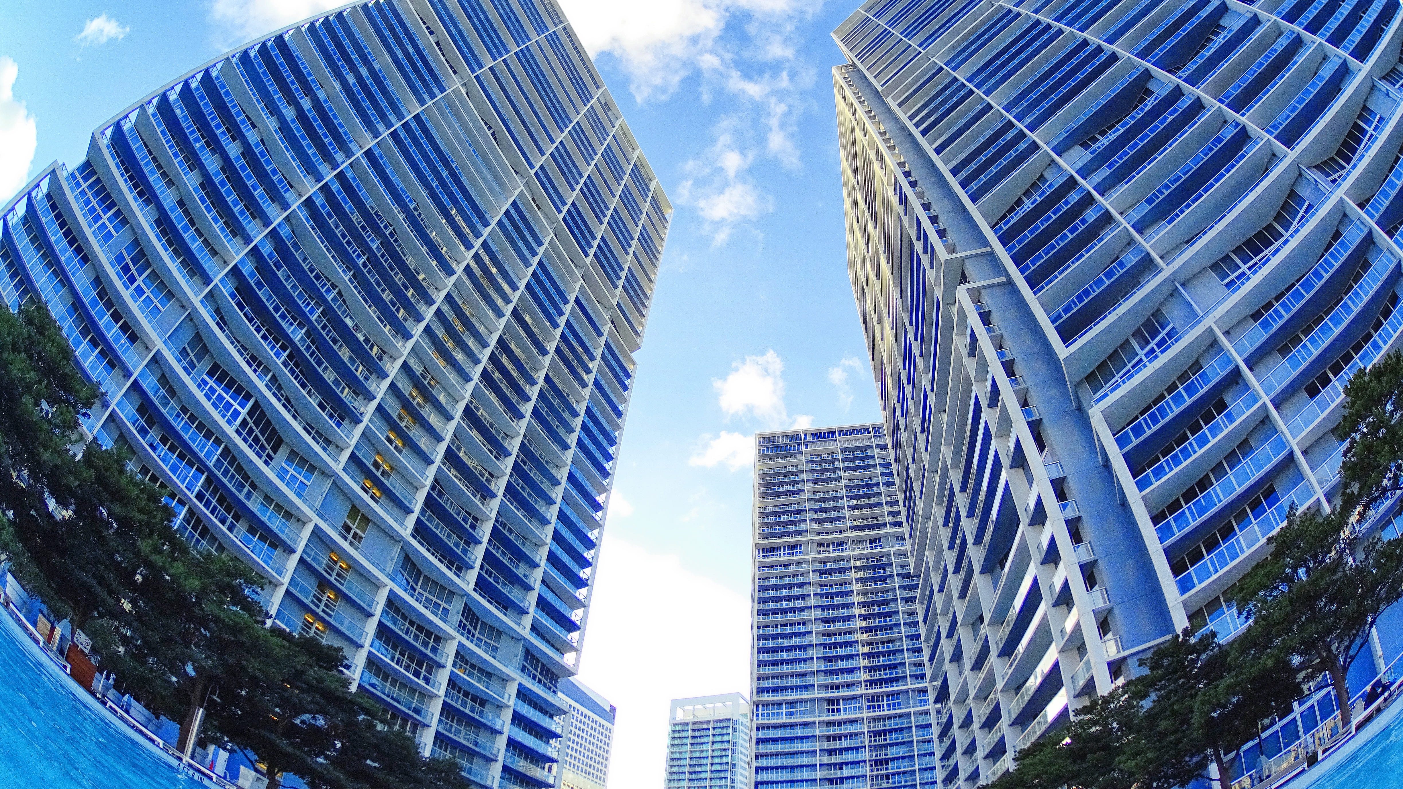 condominium, glass - material, wide-angle, no people, low angle view, built structure, pool, usa, cloud - sky, office, skyscraper, sky, reflection, modern, HD Wallpaper
