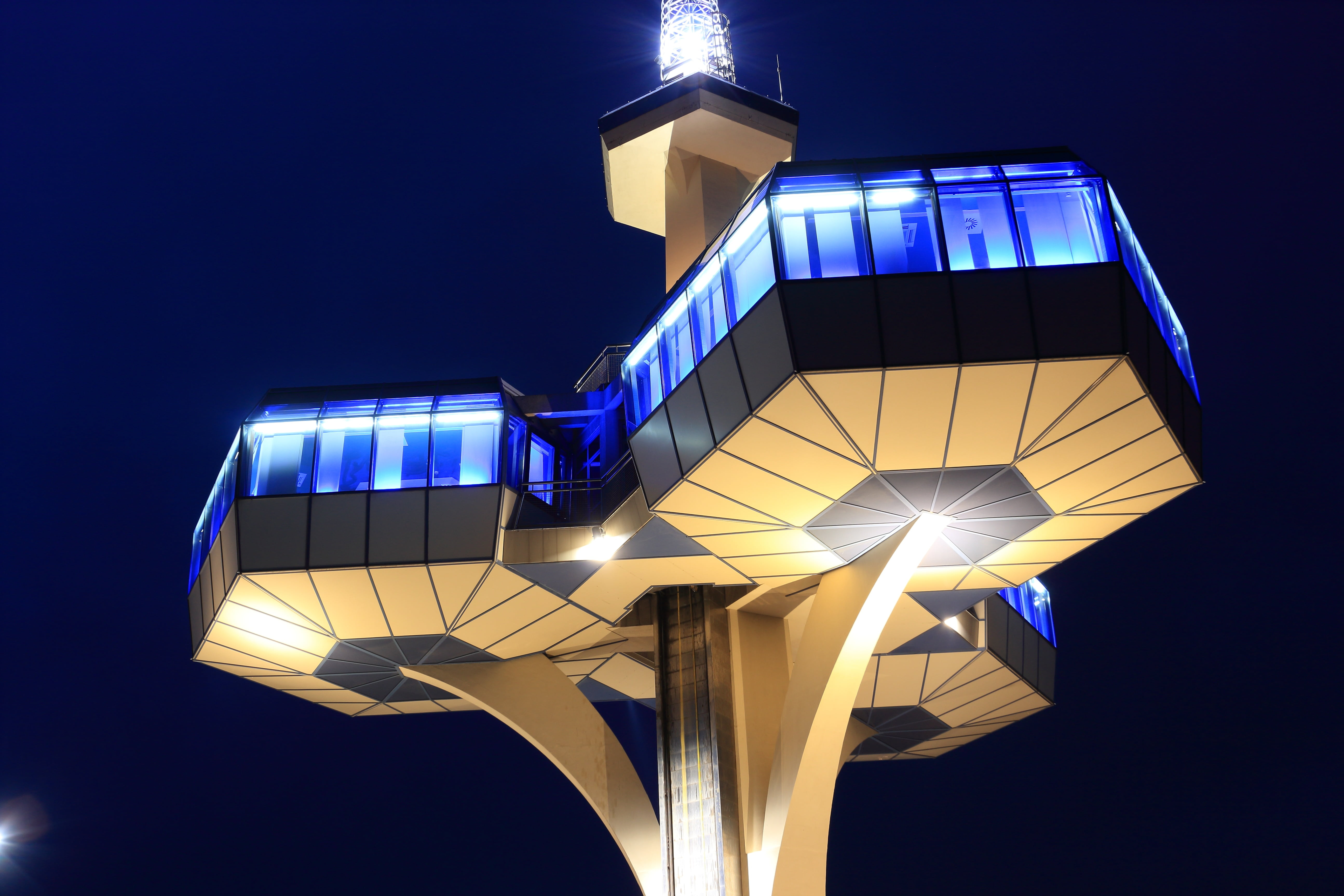 outdoors, tower, illumination, lighting equipment, low angle view, building exterior, sign, modern, arts culture and entertainment, transmission, evening, HD Wallpaper