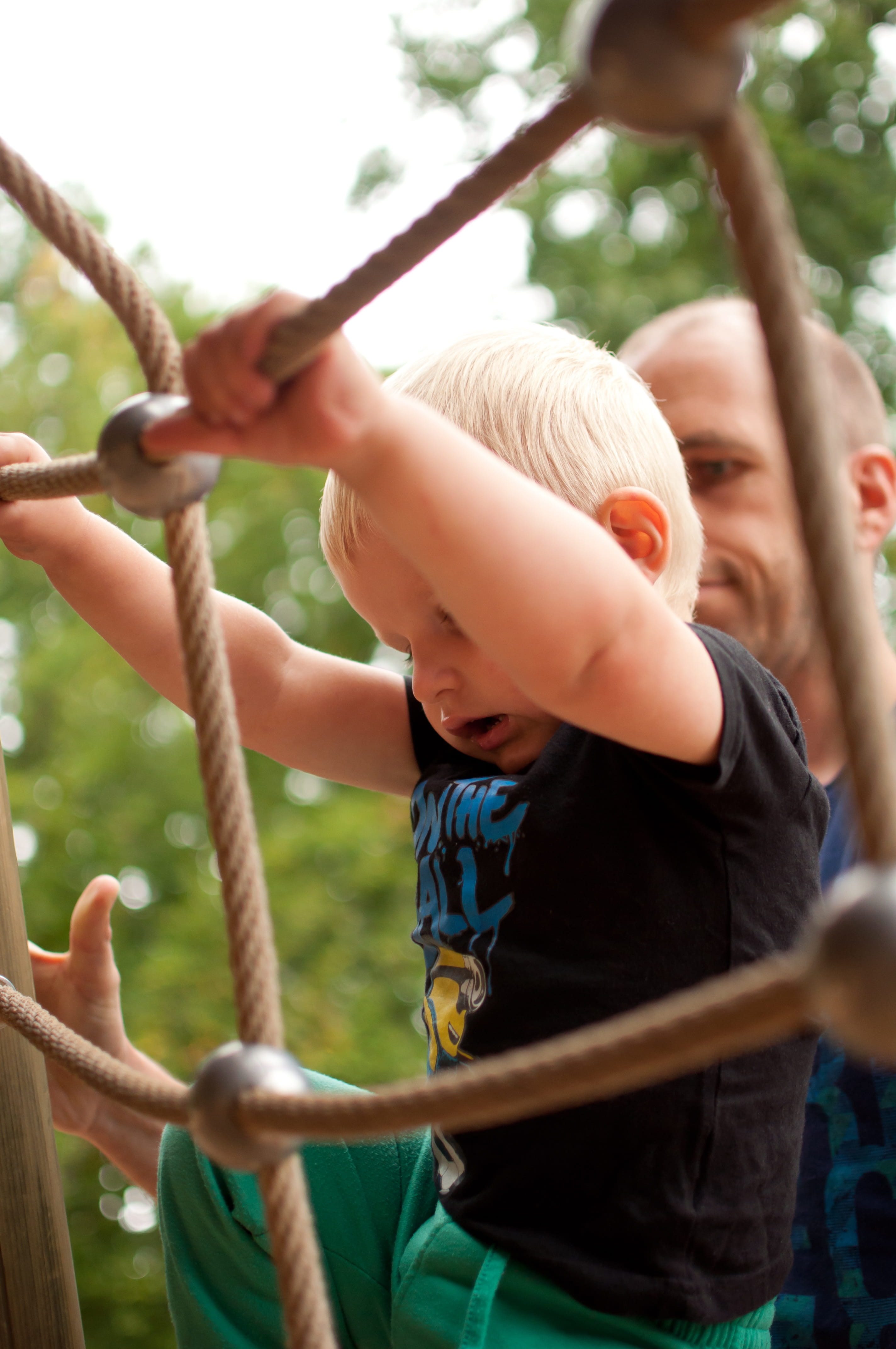 casual clothing, outdoors, climbing, real people, 4K, childhood, males, nature, day, leisure activity, boys, outdoor, child, boy, childrens playground, Phone HD Wallpaper