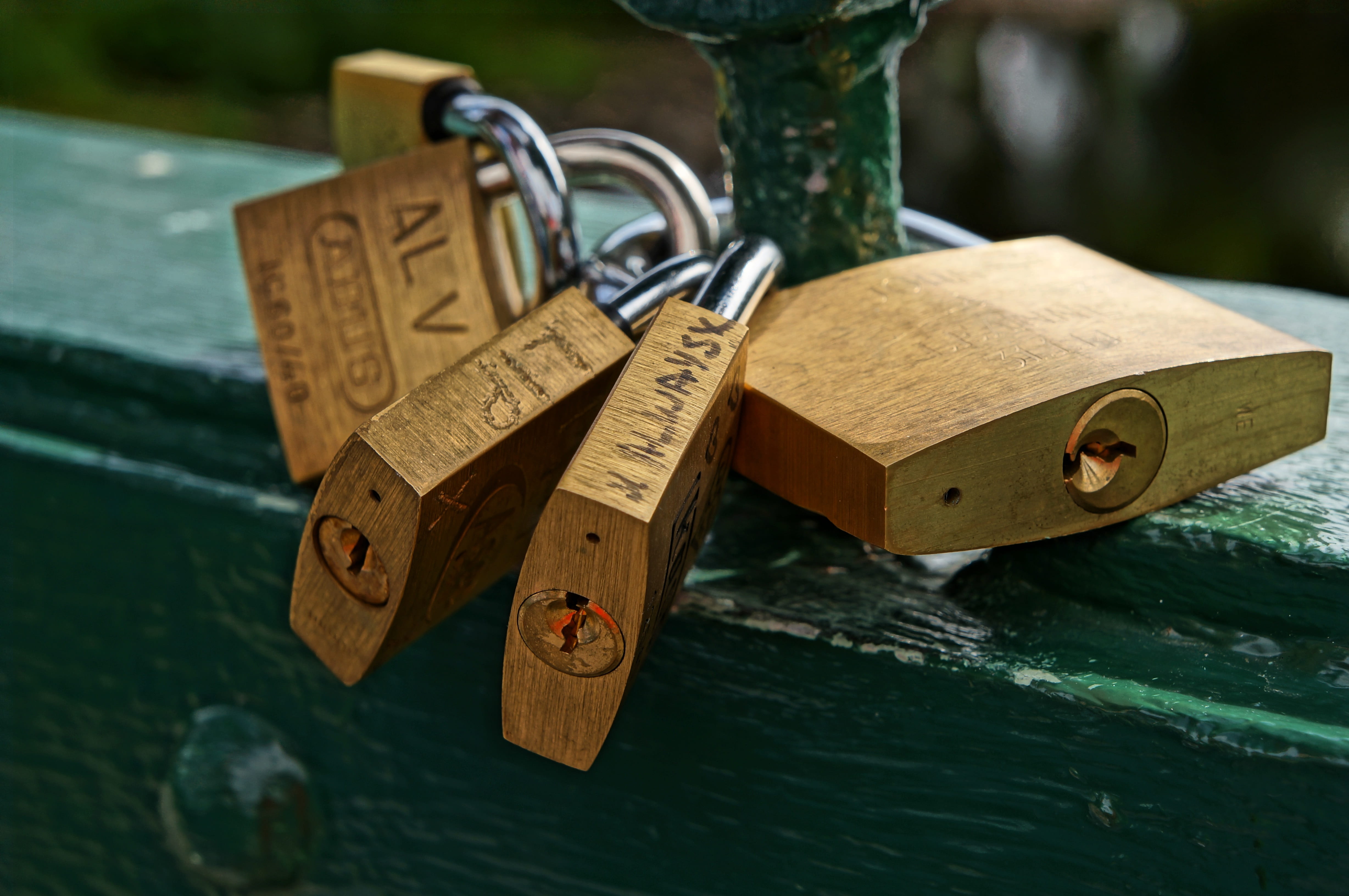 4K, relationship, symbol, couple, key, religion, water, romantic, padlock, day, lock, outdoors, no people, sign, safety, romance, hanging, positive emotion, HD Wallpaper
