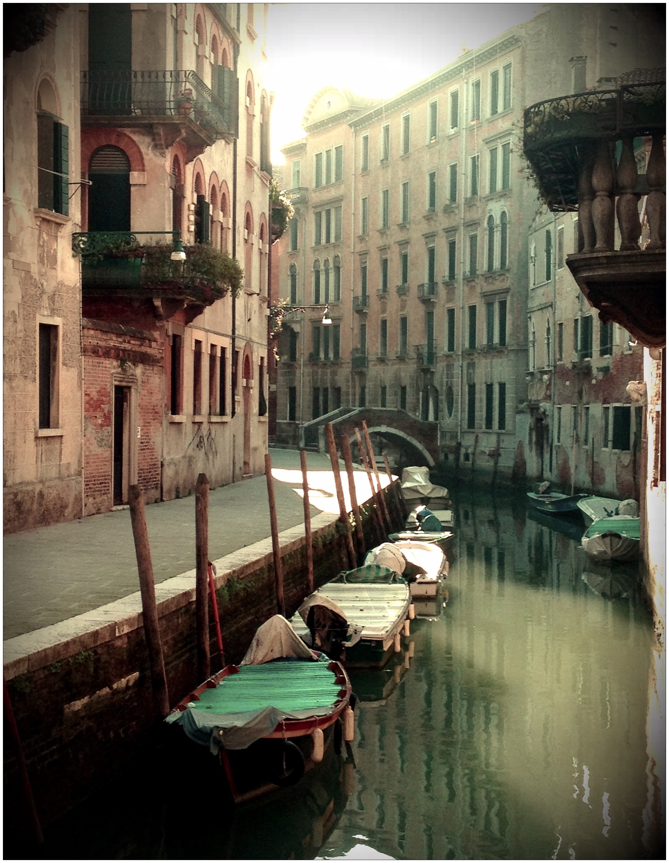 reflection, gondolier, holiday, gondola, waterfront, outdoors, travel destinations, mode of transportation, nature, canal, building exterior, gondola - traditional boat, Phone HD Wallpaper