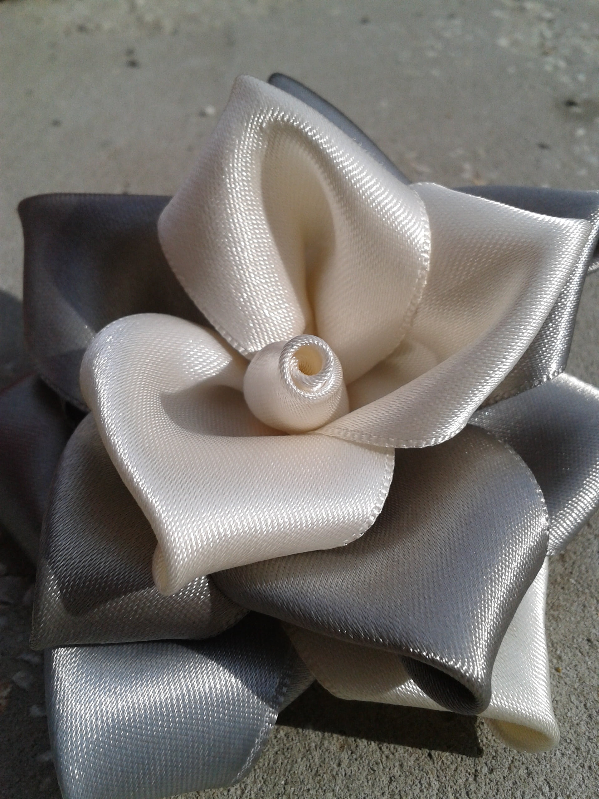 seat, security, white, silver, pattern, brooch, 2K, mode of transportation, ribbon, rose, kanzashi, clothing, close-up, transportation, protection, white color, Phone HD Wallpaper