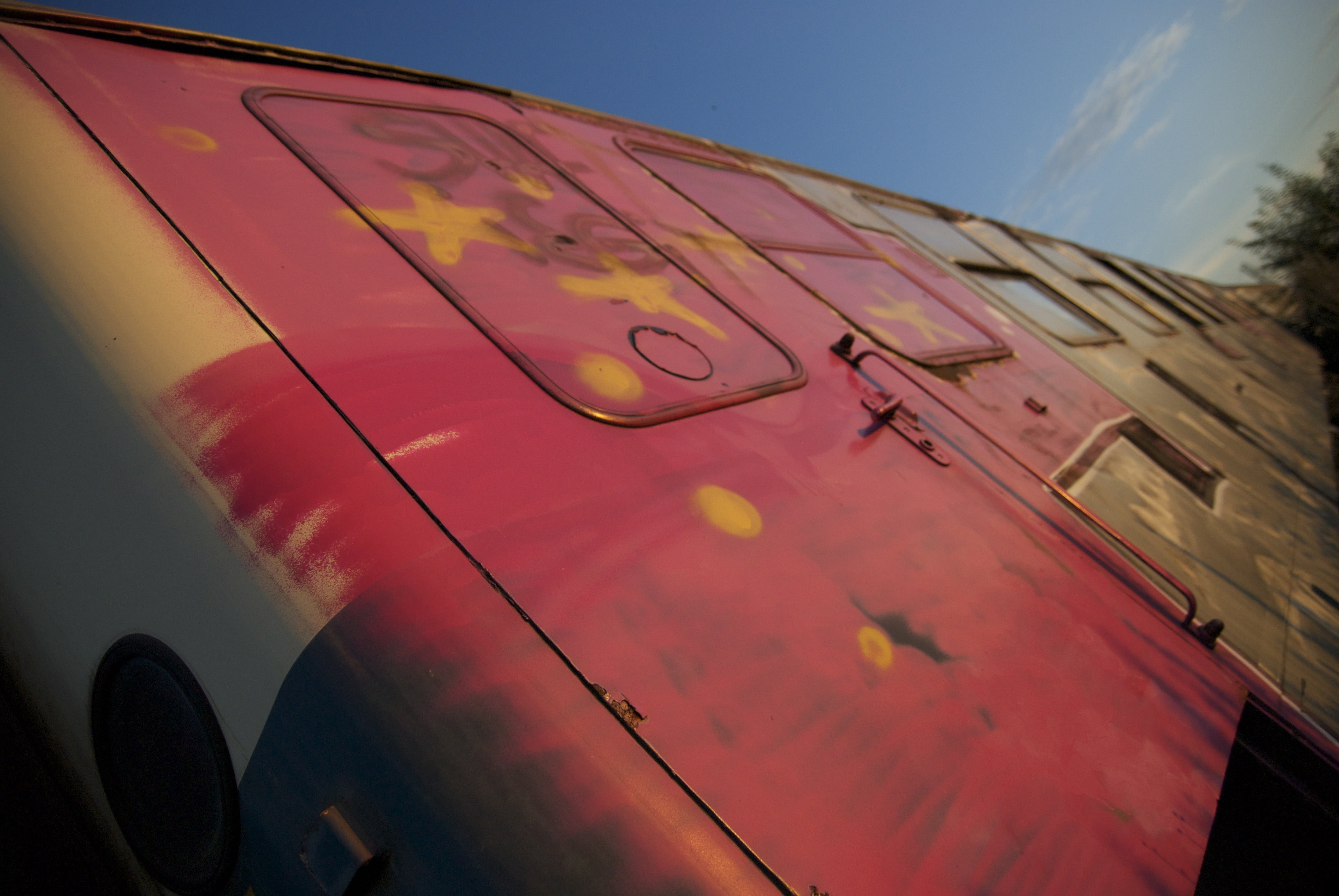 motor vehicle, mode of transportation, nature, low angle view, graffiti, wagon, sky, reflection, window, sunlight, cloud - sky, close-up, building exterior, HD Wallpaper