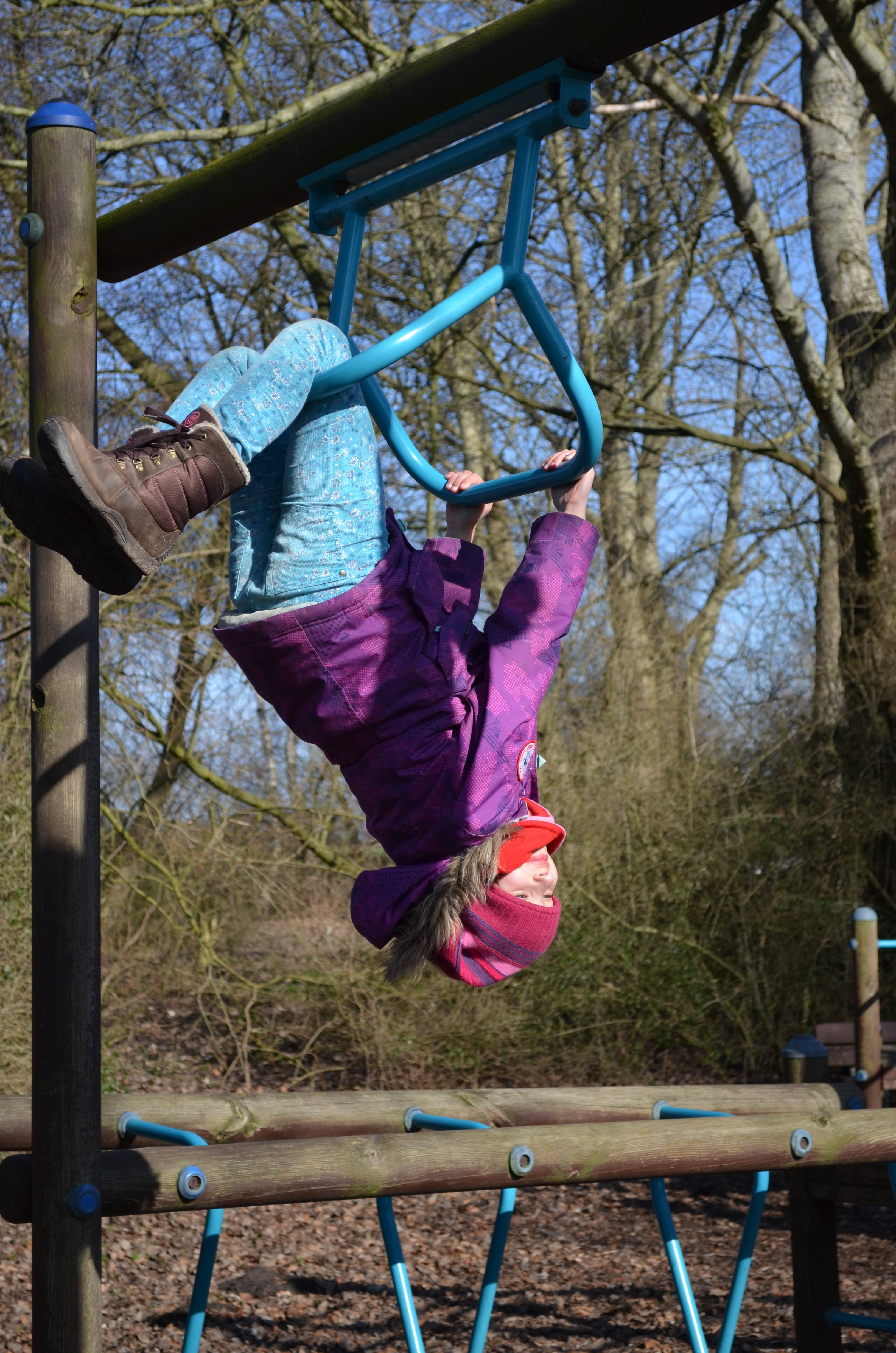 full length, lifestyles, one person, day, casual clothing, klettergerüst, children, tree, child, leisure activity, hanging, real people, vitality, outdoors, Phone HD Wallpaper