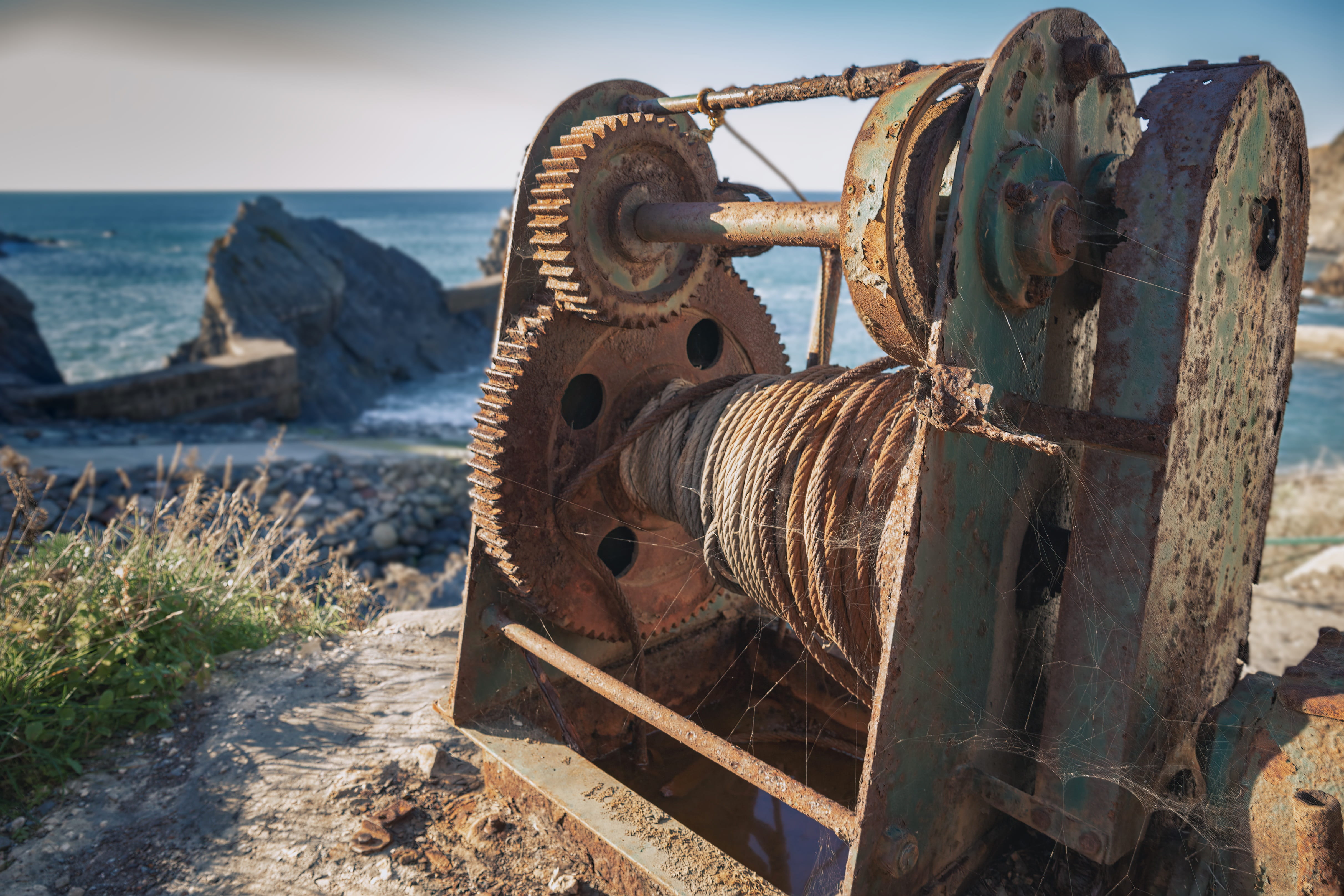focus on foreground, land, nature, vintage, sunlight, yachting, water, yacht, deterioration, day, 4K, weathered, sky, retro, old, decline, marine, winch, HD Wallpaper