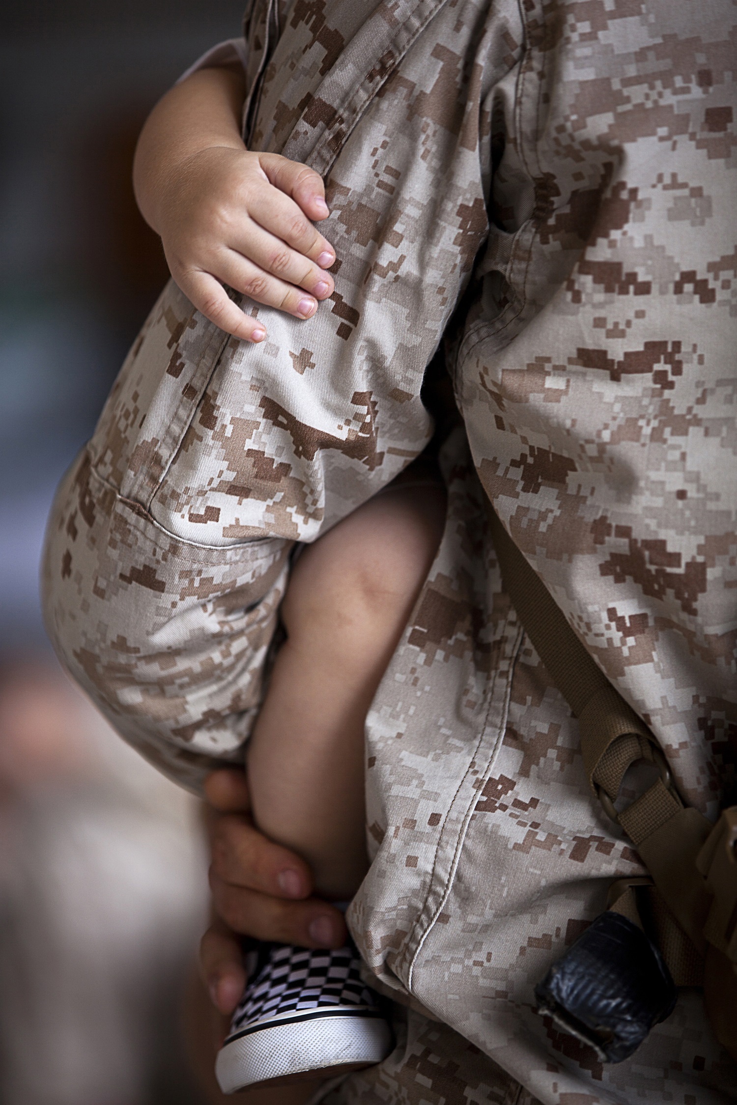 photograph, marine, reece lodder, day, reunion, women, human body part, camouflage, love, family, focus on foreground, father, army, uniform, reunited, Phone HD Wallpaper