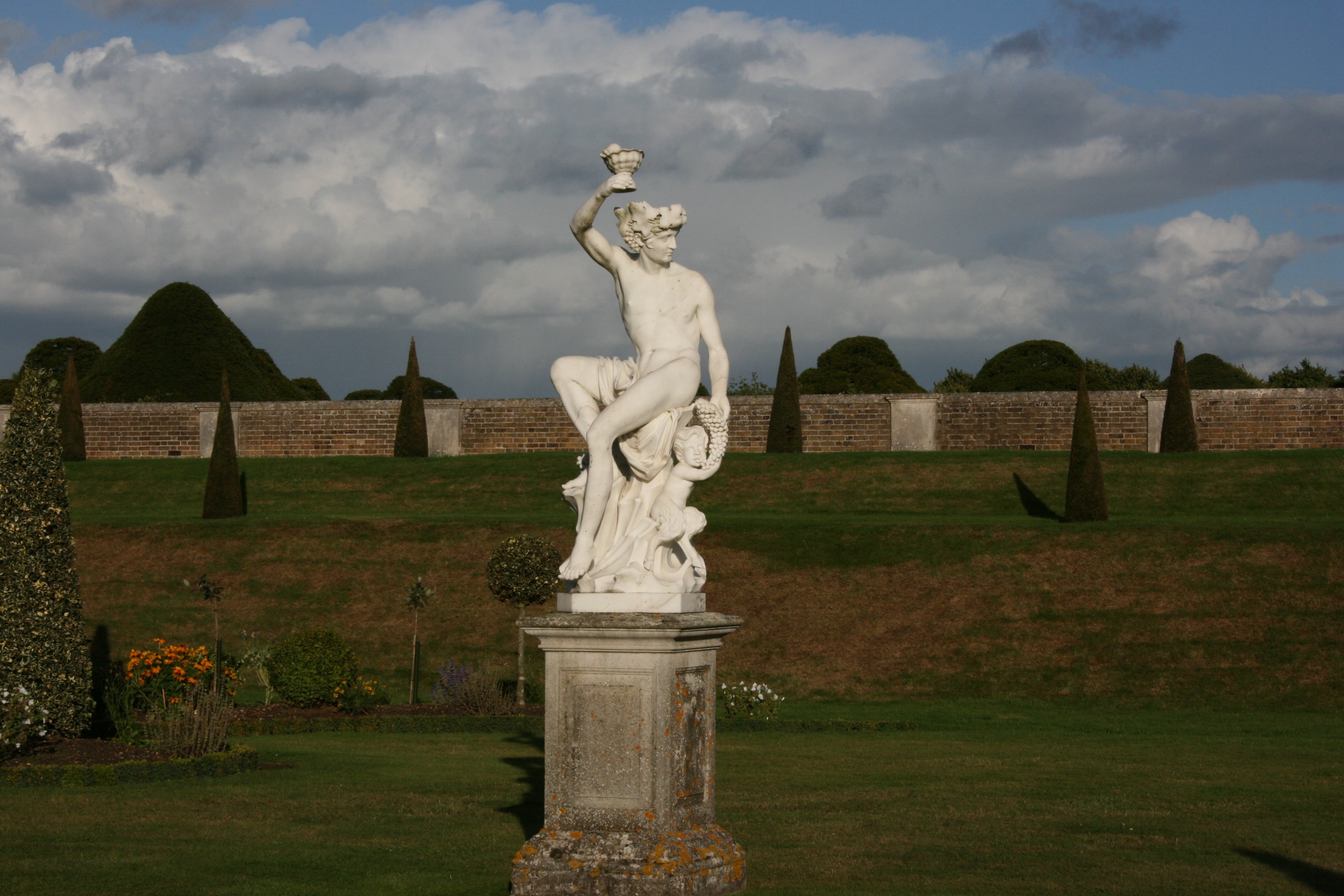 sky, human representation, white, female likeness, statue, sculpture, architecture, history, male likeness, gardens, art and craft, art, day, england, hampton court, HD Wallpaper