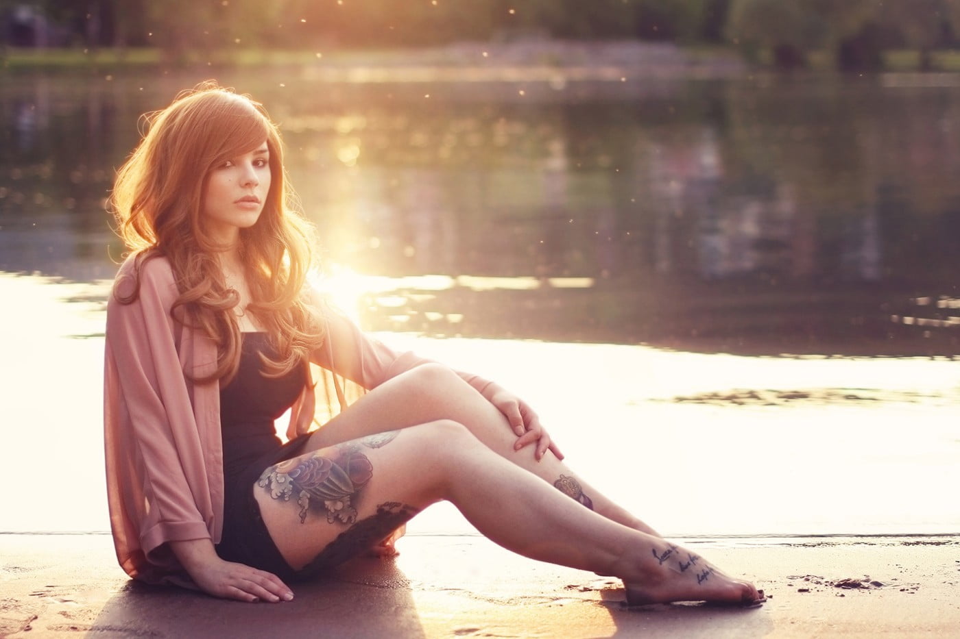 tattoo, relaxation, looking at viewer, legs, beautiful woman, beauty, leisure activity, one person, full length, portrait, women, lifestyles, real people, HD Wallpaper