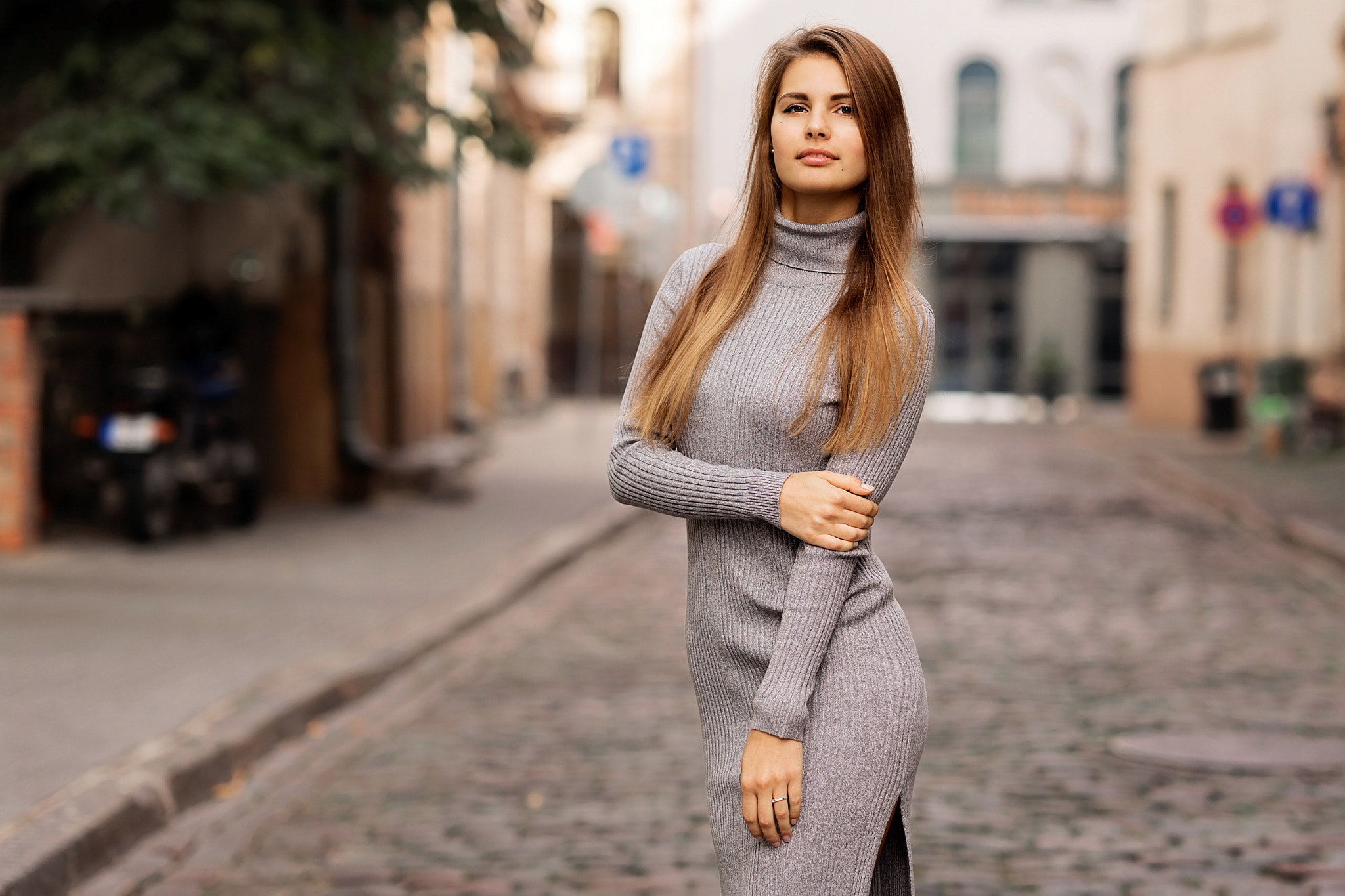 beautiful people, hair, young adult, 1080P, focus on foreground, city, women, 500px, street, lifestyles, architecture, portrait, brunette, looking at viewer, HD Wallpaper